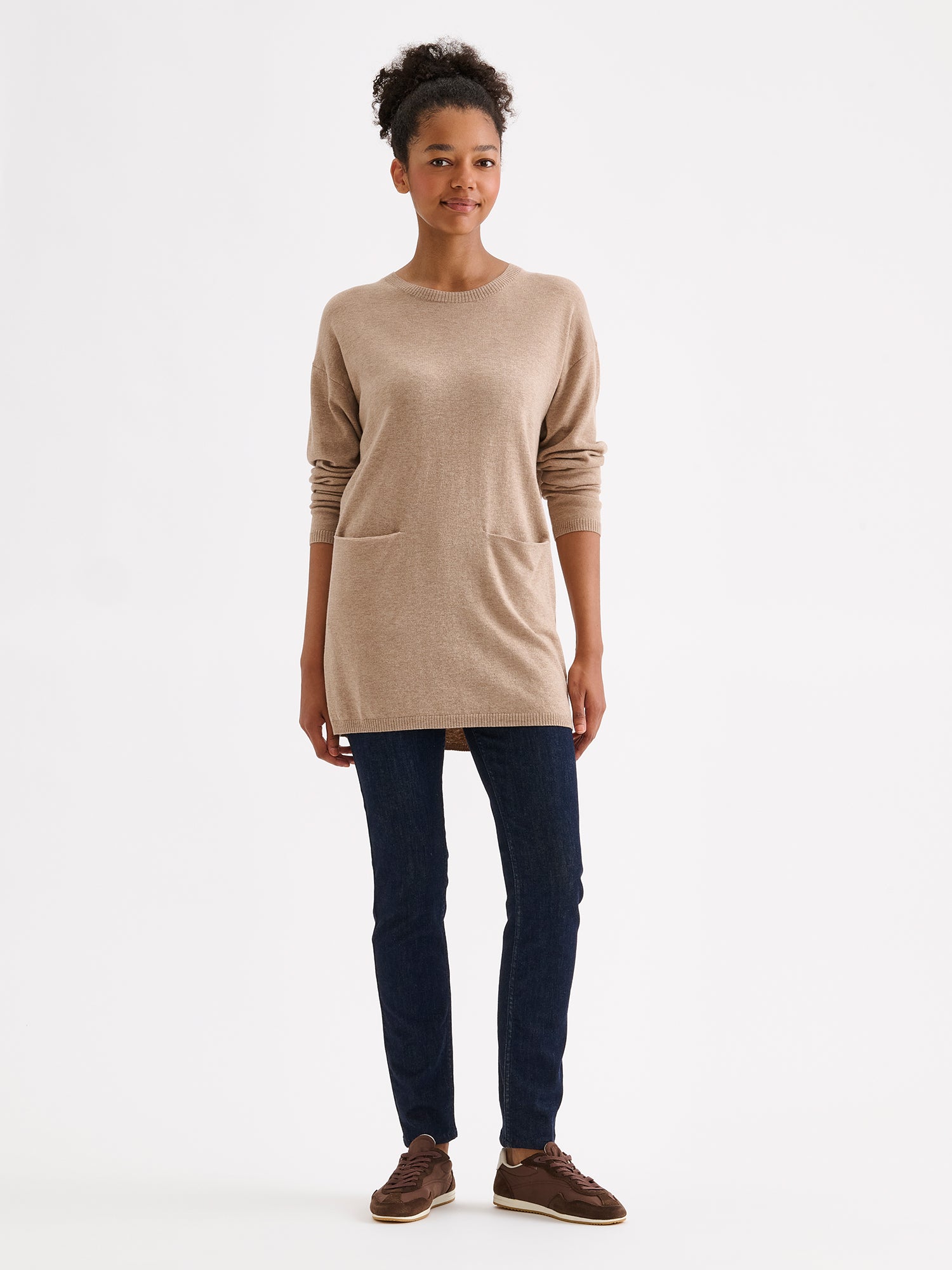 Nanso women's elegantly simple Villis knit tunic in beige on a model with jeans. | S - 177cm