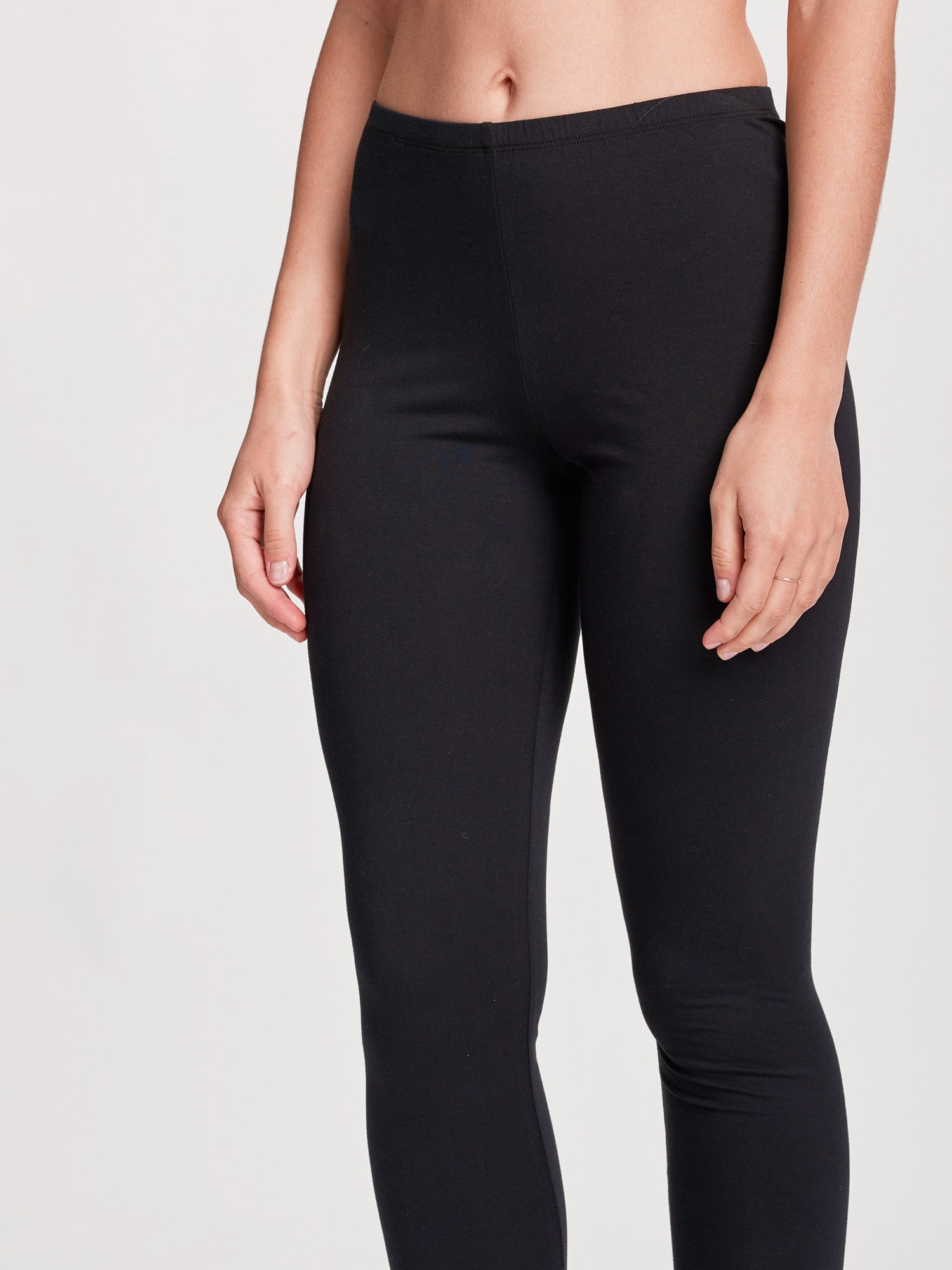 Nanso women's black BASIC full-length leggings crafted from premium organic cotton-elastane jersey, on a model from the front, close-up.