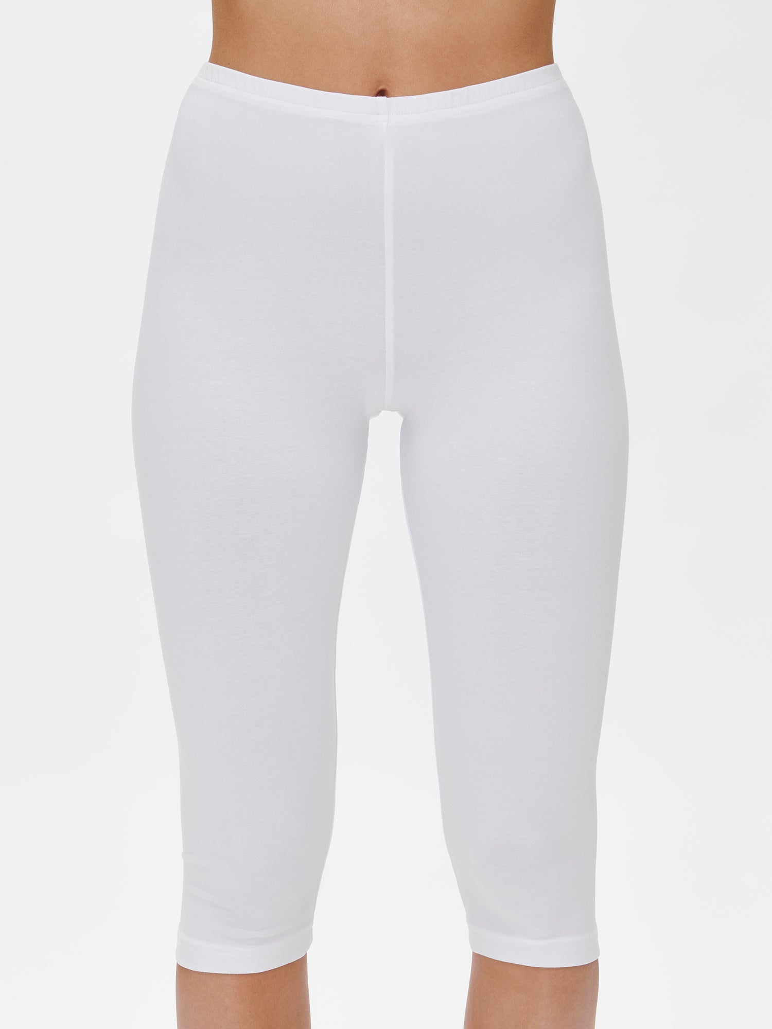 Nanso women's classic white Basic 3/4 leggings made from a premium soft cotton-elastane fabric. On a model pictured from the front, close-up.