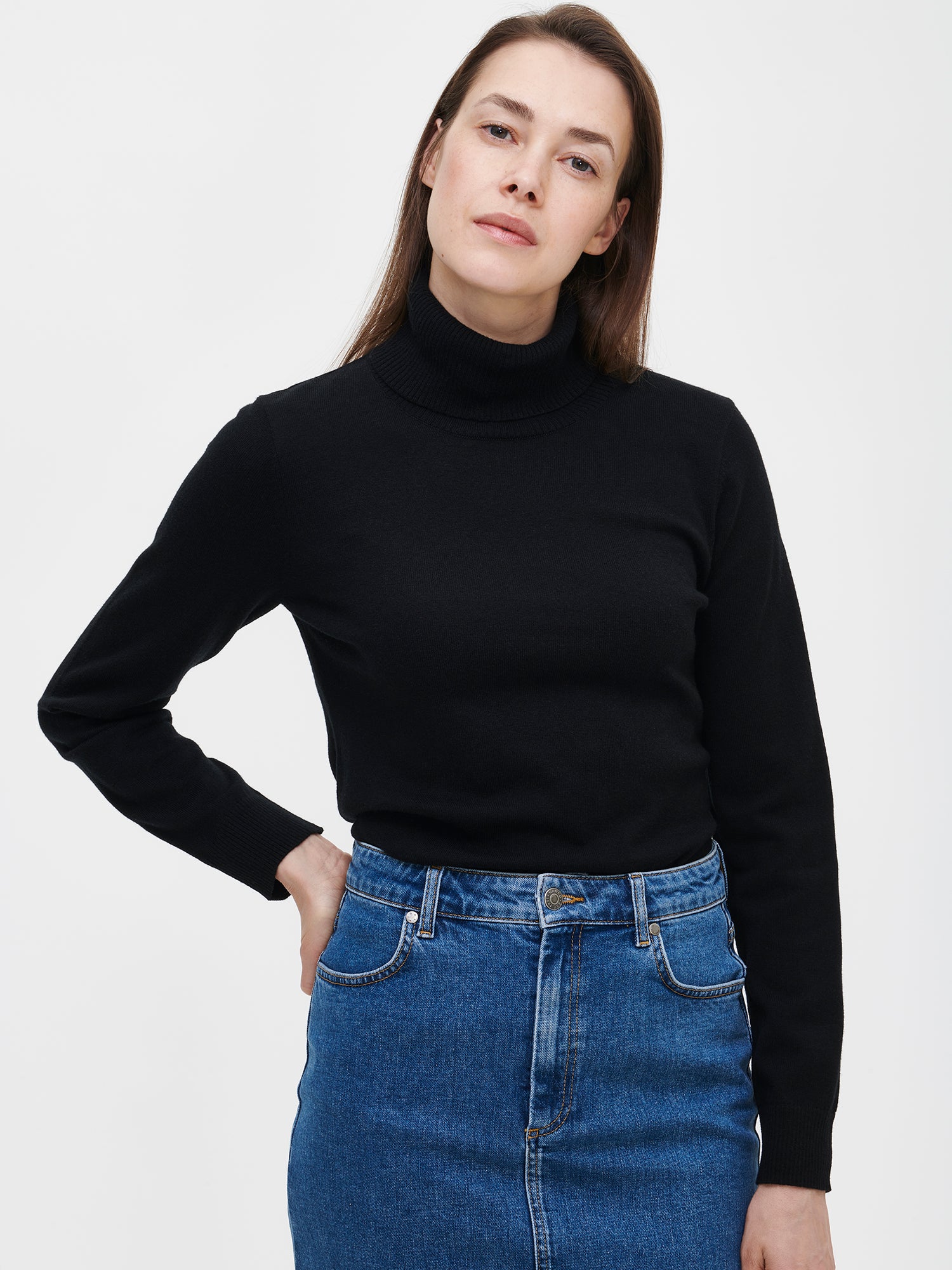 Nanso women’s stylish and lightweight black Villis turtleneck sweater in a luxurious merino wool and cotton blend, front