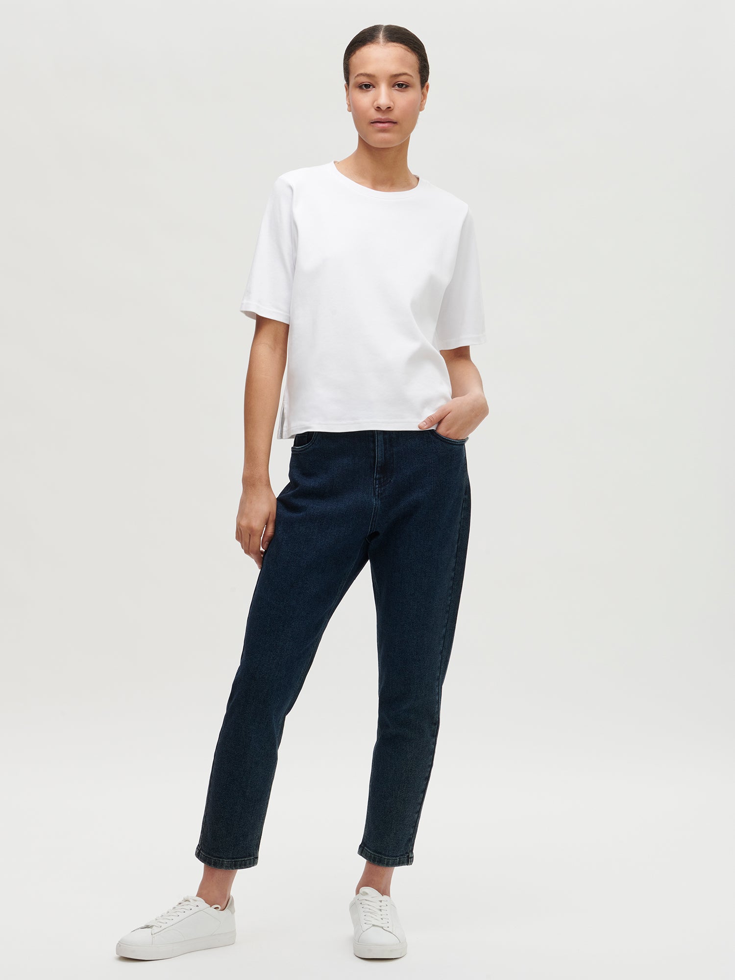 Nanso women’s white loose fit T-shirt from 100 % cotton, on a model from the front.