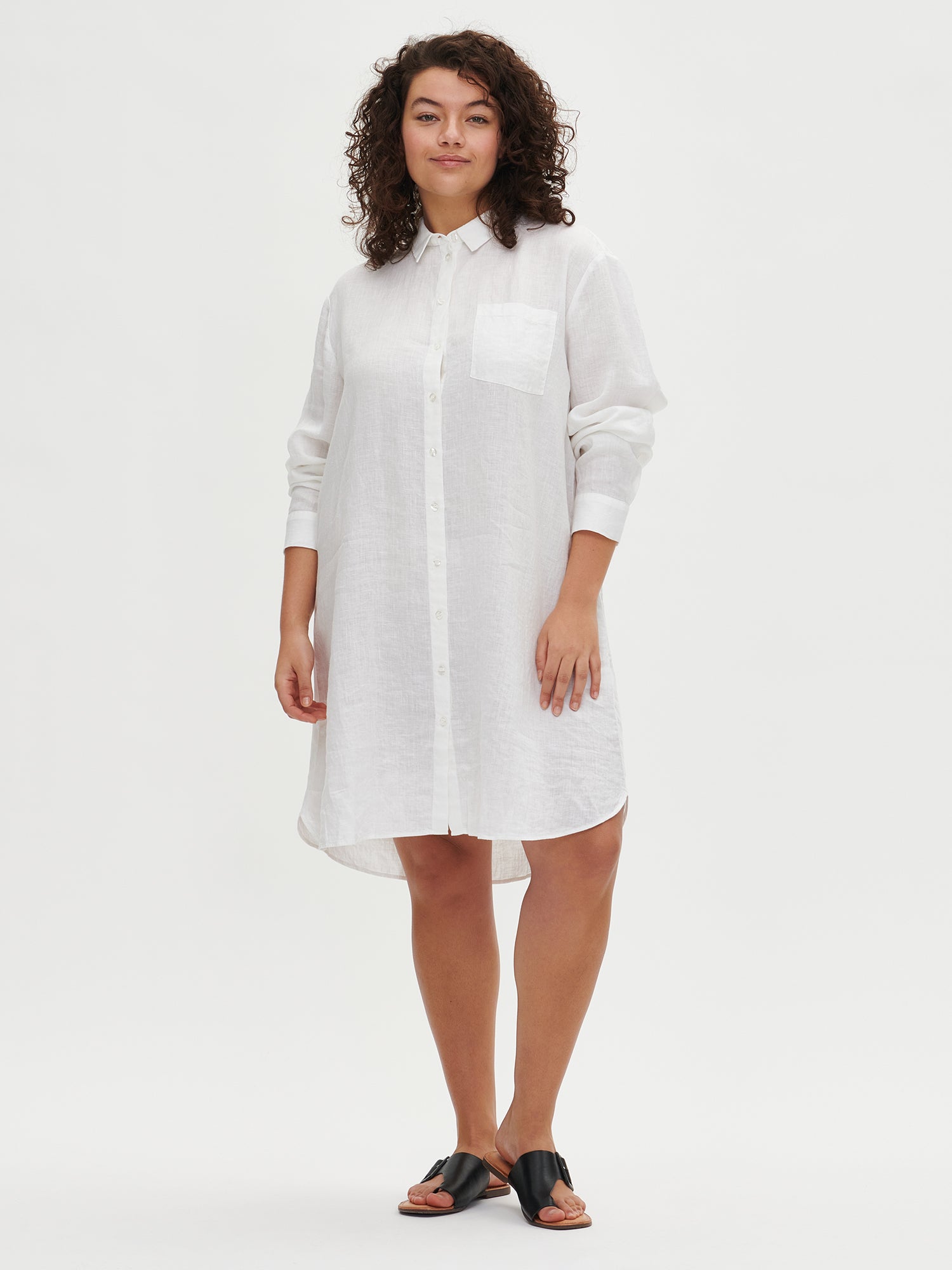 Nanso long PELLAVA linen shirt in white on a model with sandals