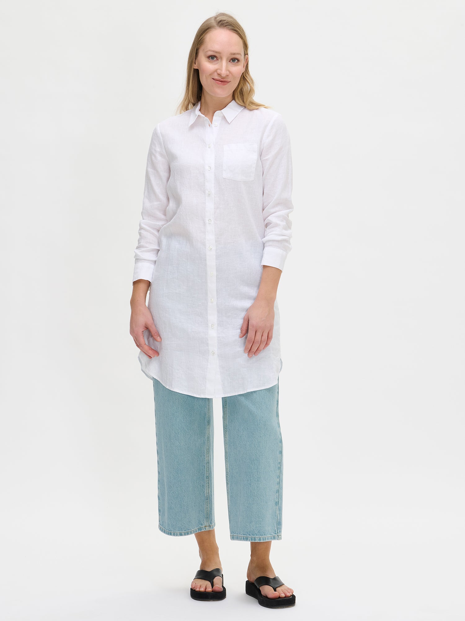 Nanso long PELLAVA linen shirt in white on a model with jeans and sandals