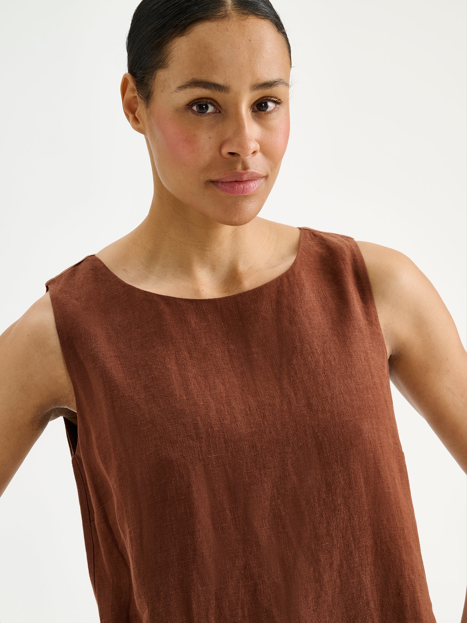 Nanso Luoto brown women's sleeveless linen dress on a model, close-up.