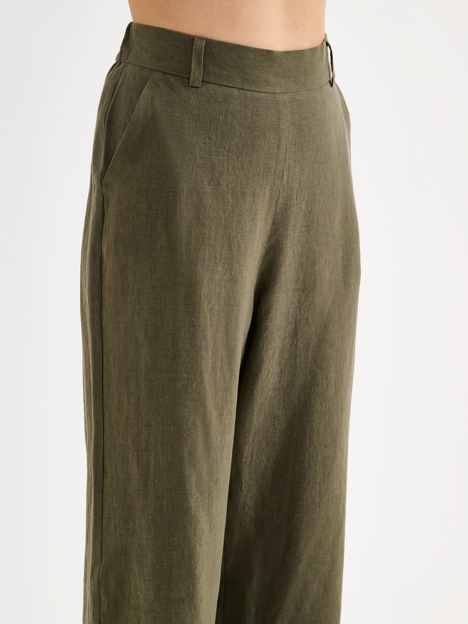Nanso SAARI linen culottes with elasticated waist and side pockets in a sophisticated olive green shade on a model, close-up.