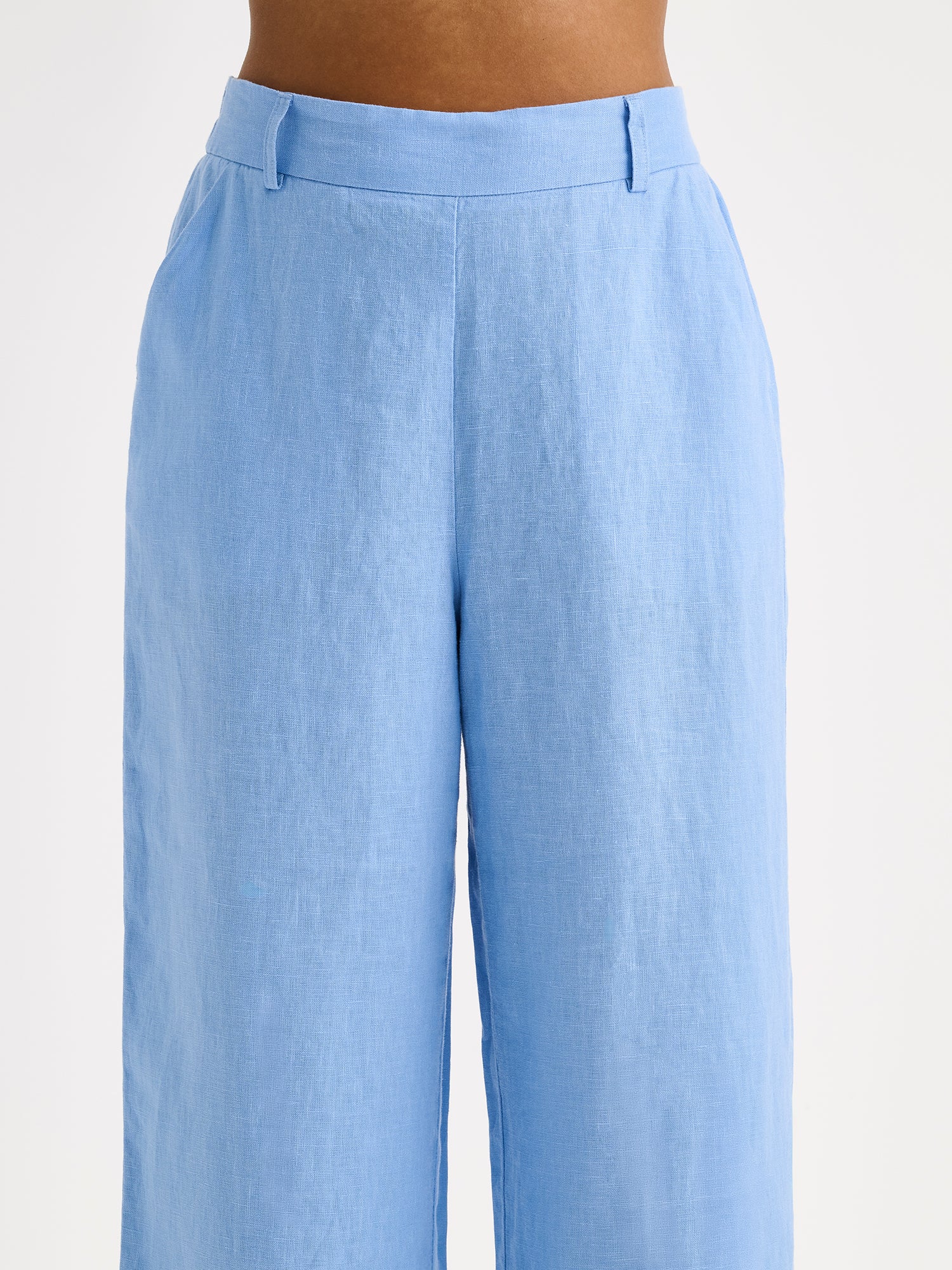 Nanso SAARI linen culottes with elasticated waist and side pockets in a sophisticated blue shade on a model close-up