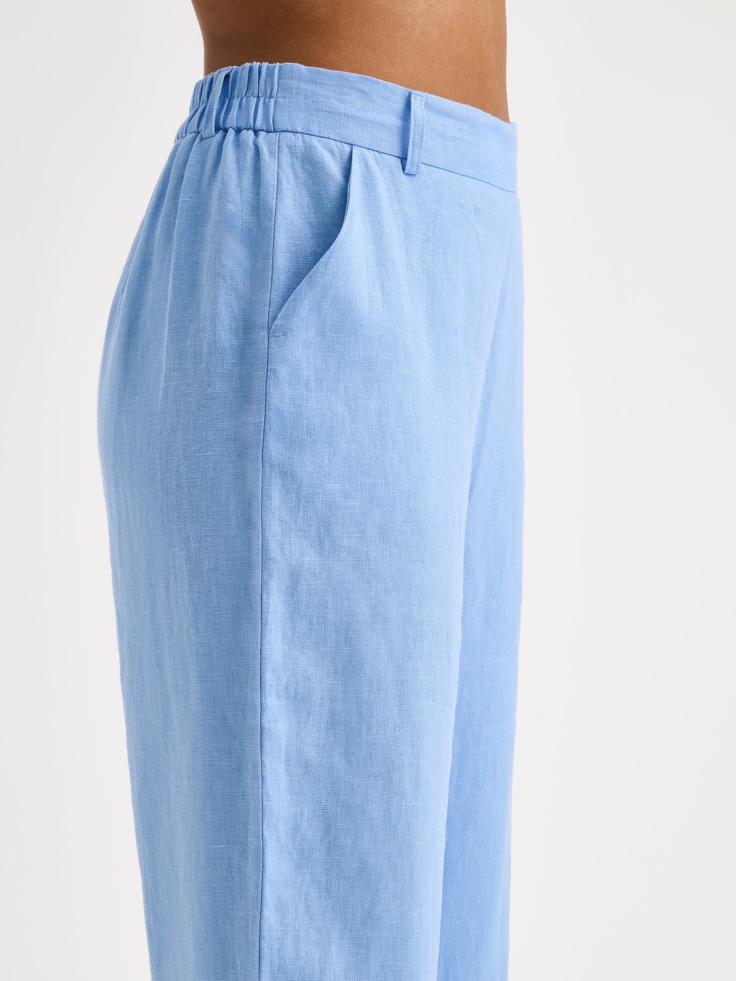 Nanso SAARI linen culottes with elasticated waist and side pockets in a sophisticated blue shade on a model close-up