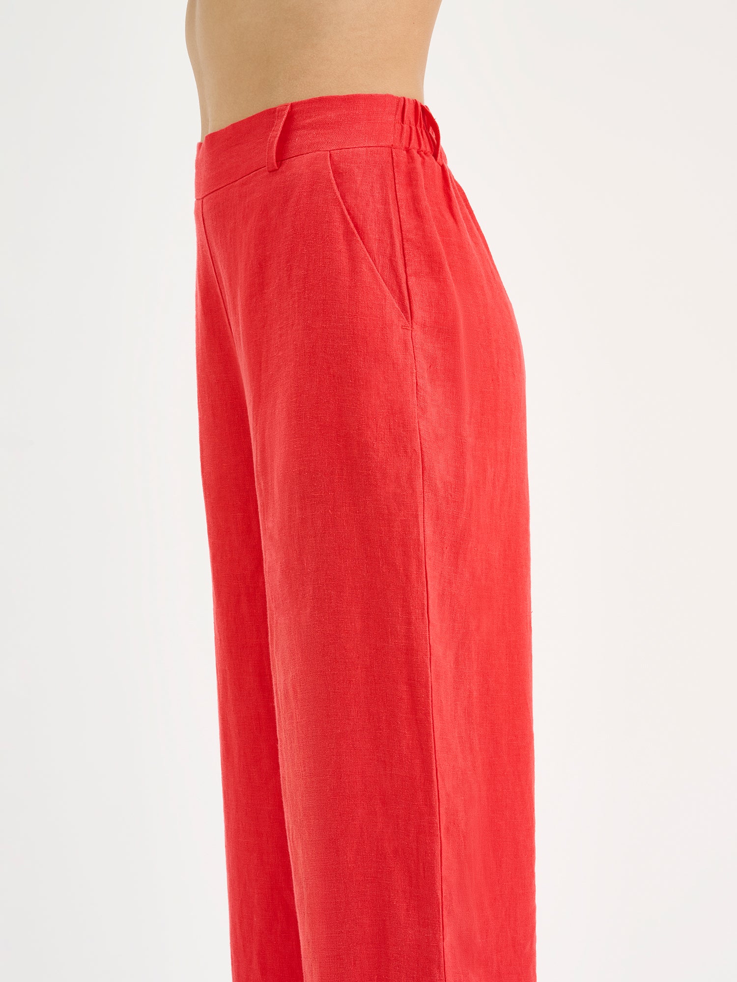 Nanso SAARI linen culottes with elasticated waist and side pockets in a sophisticated red shade on a model close-up
