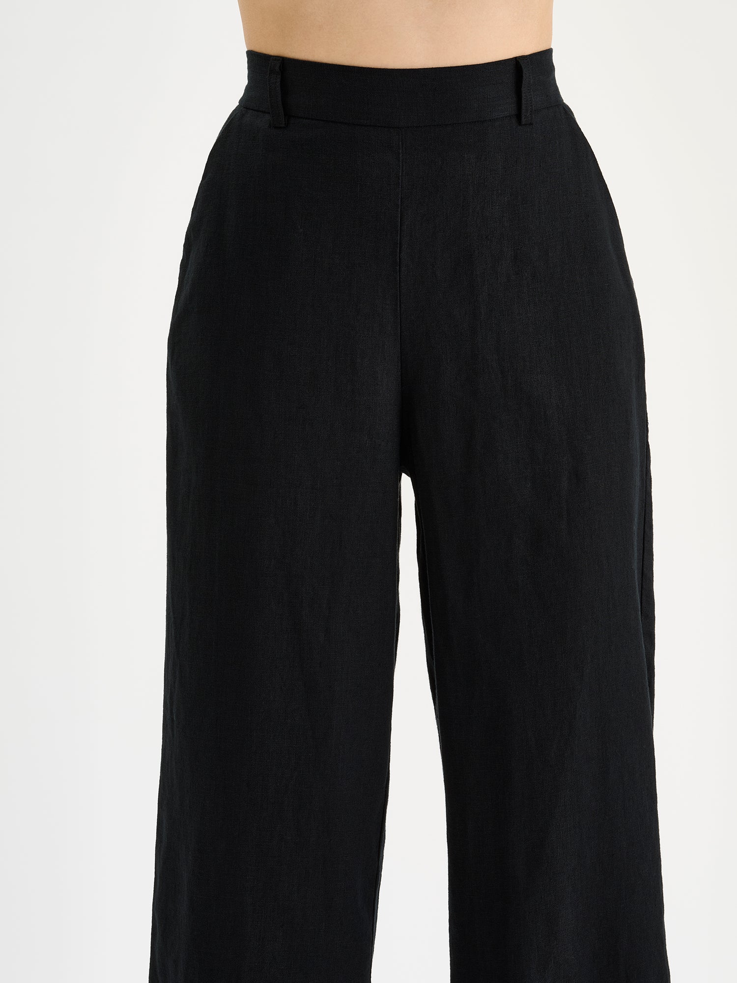 Nanso SAARI linen culottes with elasticated waist and side pockets in a sophisticated black shade on a model close-up