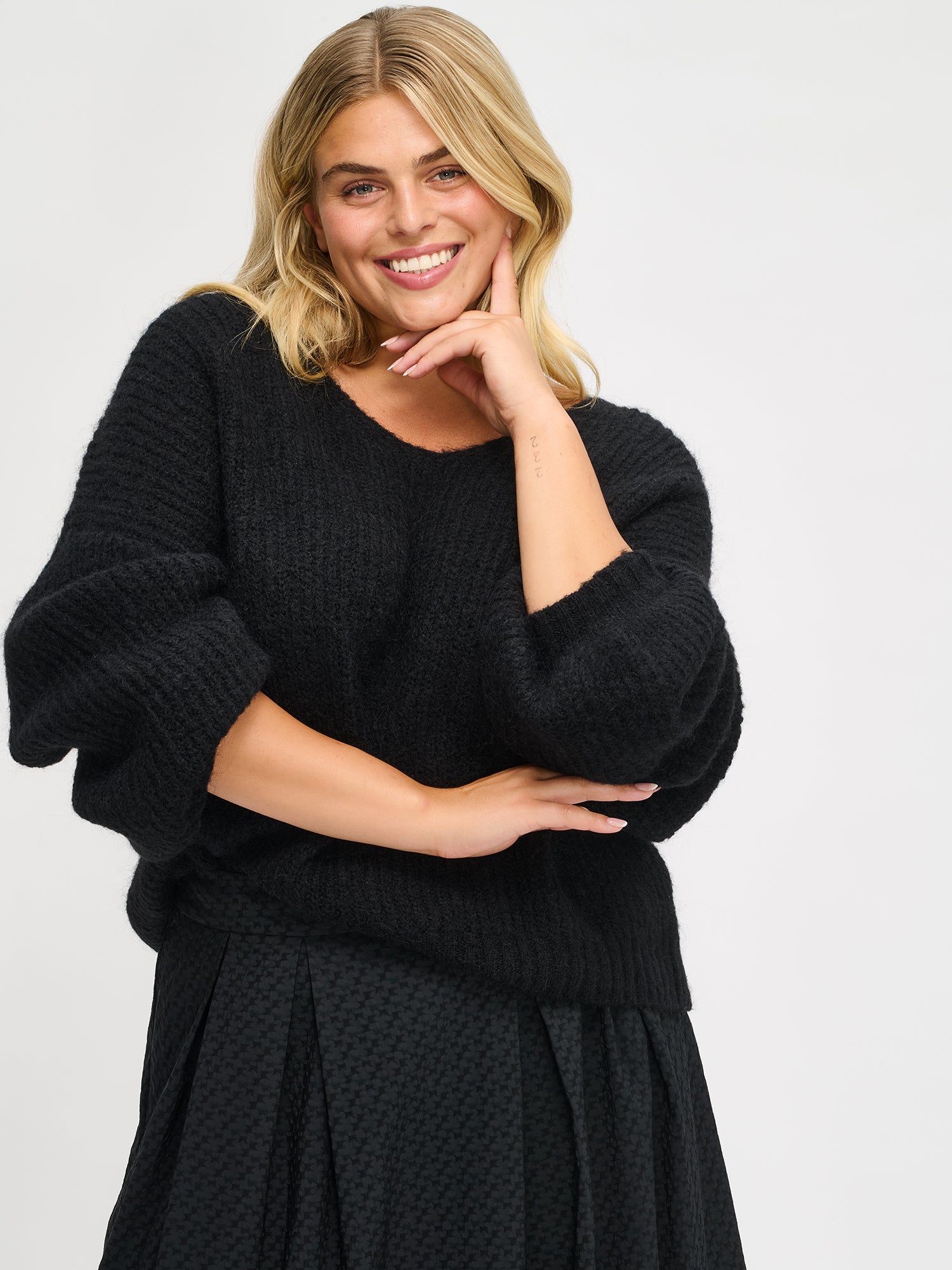 Nanso women's cozy black Karamelli knit sweater with a V-neckline, size XL