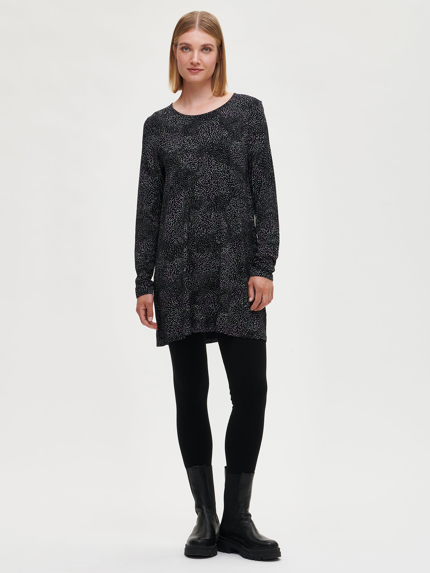 Nanso women's Basic Soft black leggings crafted from soft, brushed cotton-elastane blend that delivers warmth and comfort. On a model pictured from the front.