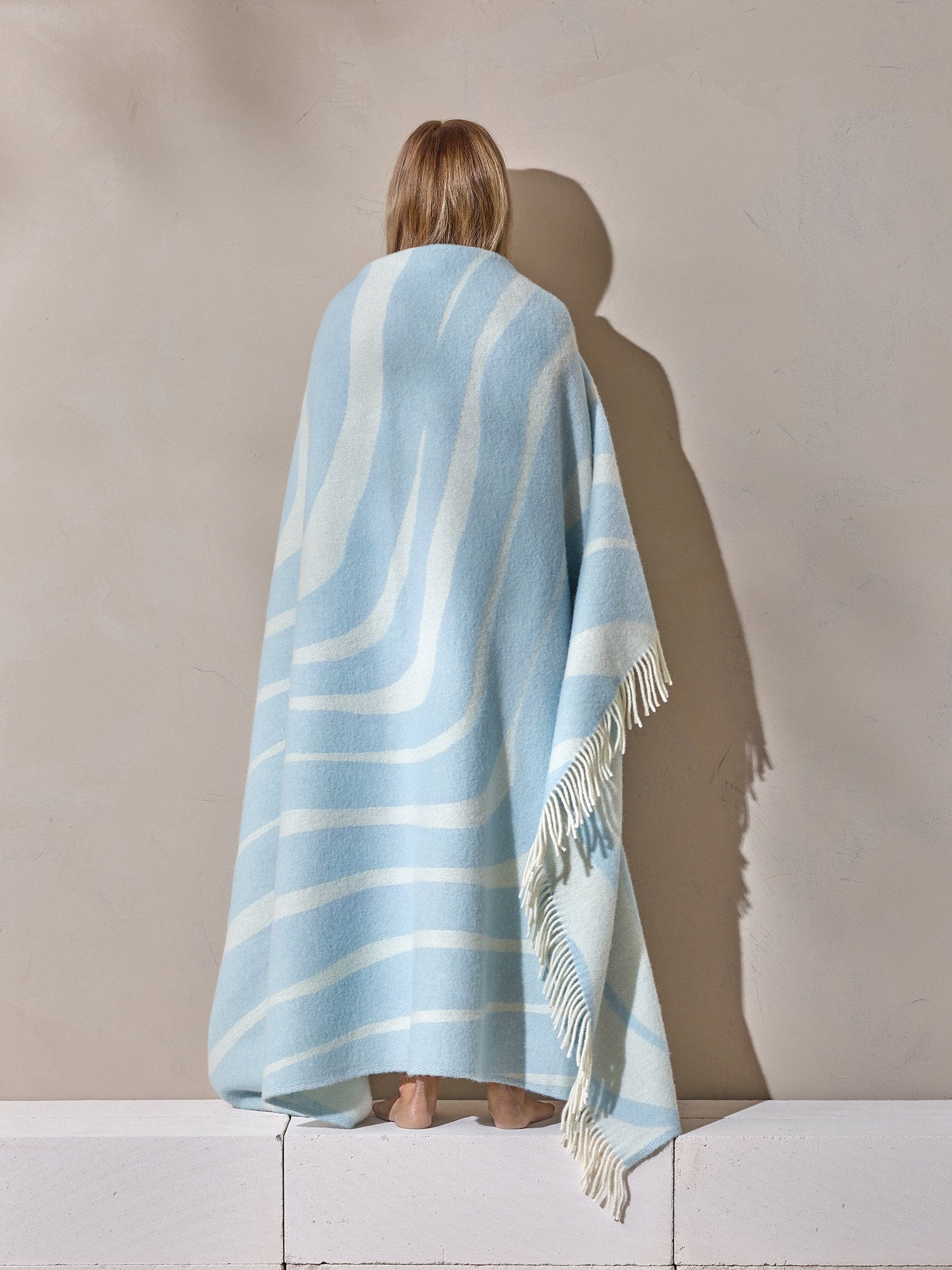 SYLI Wool Blanket, crafted from 100% new, virgin wool in a stylish light blue design in a product picture
