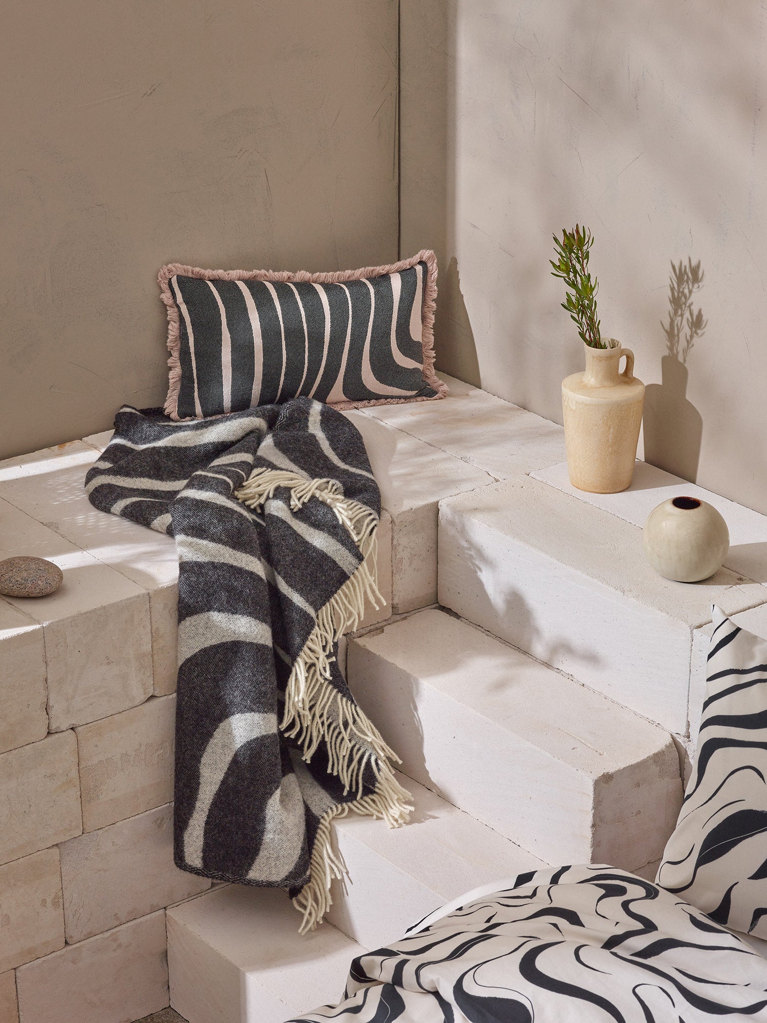 SYLI Wool Blanket, crafted from 100% new, virgin wool in a stylish black and white design in a beautiful brand image
