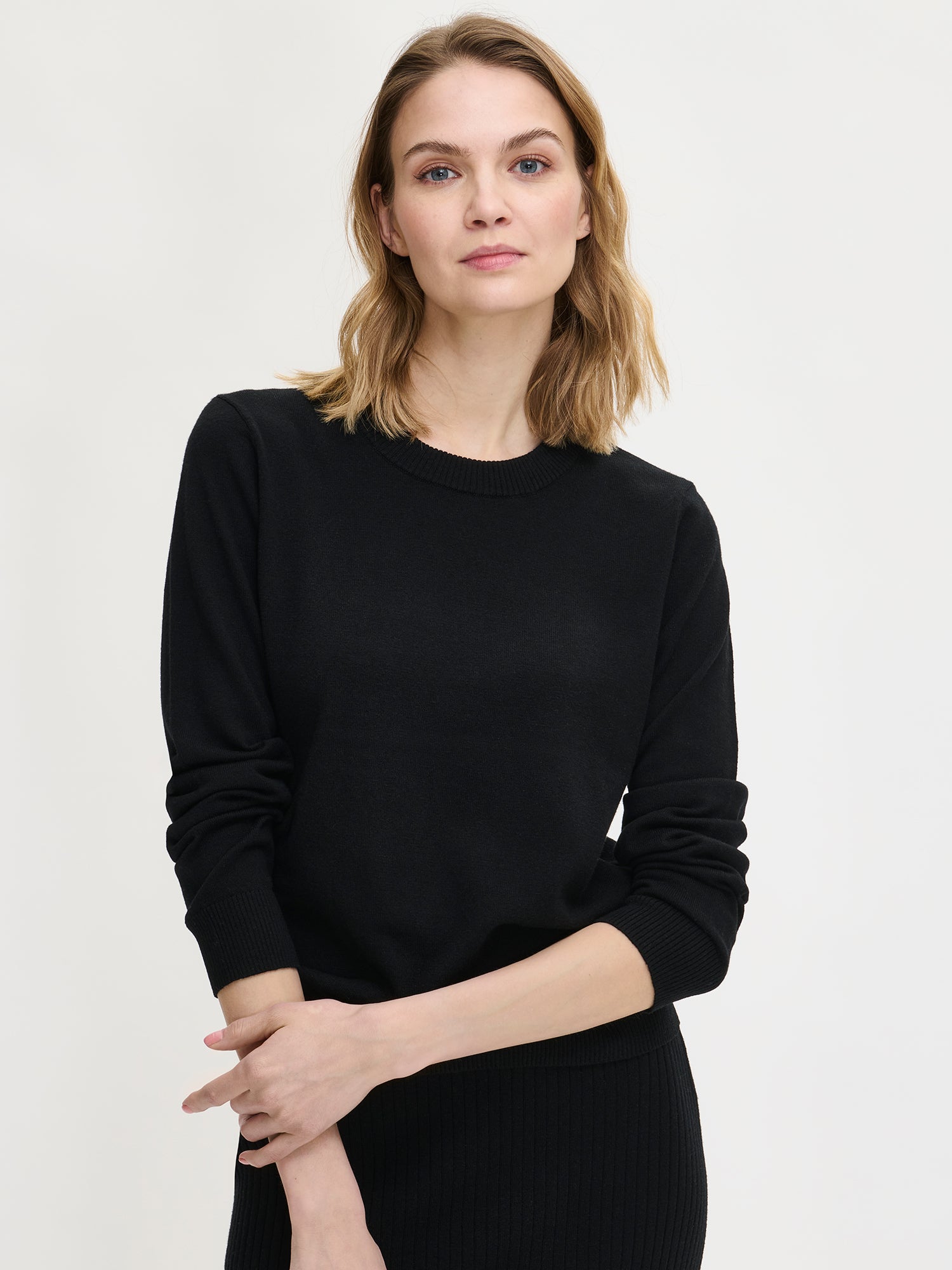 Nanso women´s beautiful black Villis knit sweater with long sleeves, from the front.