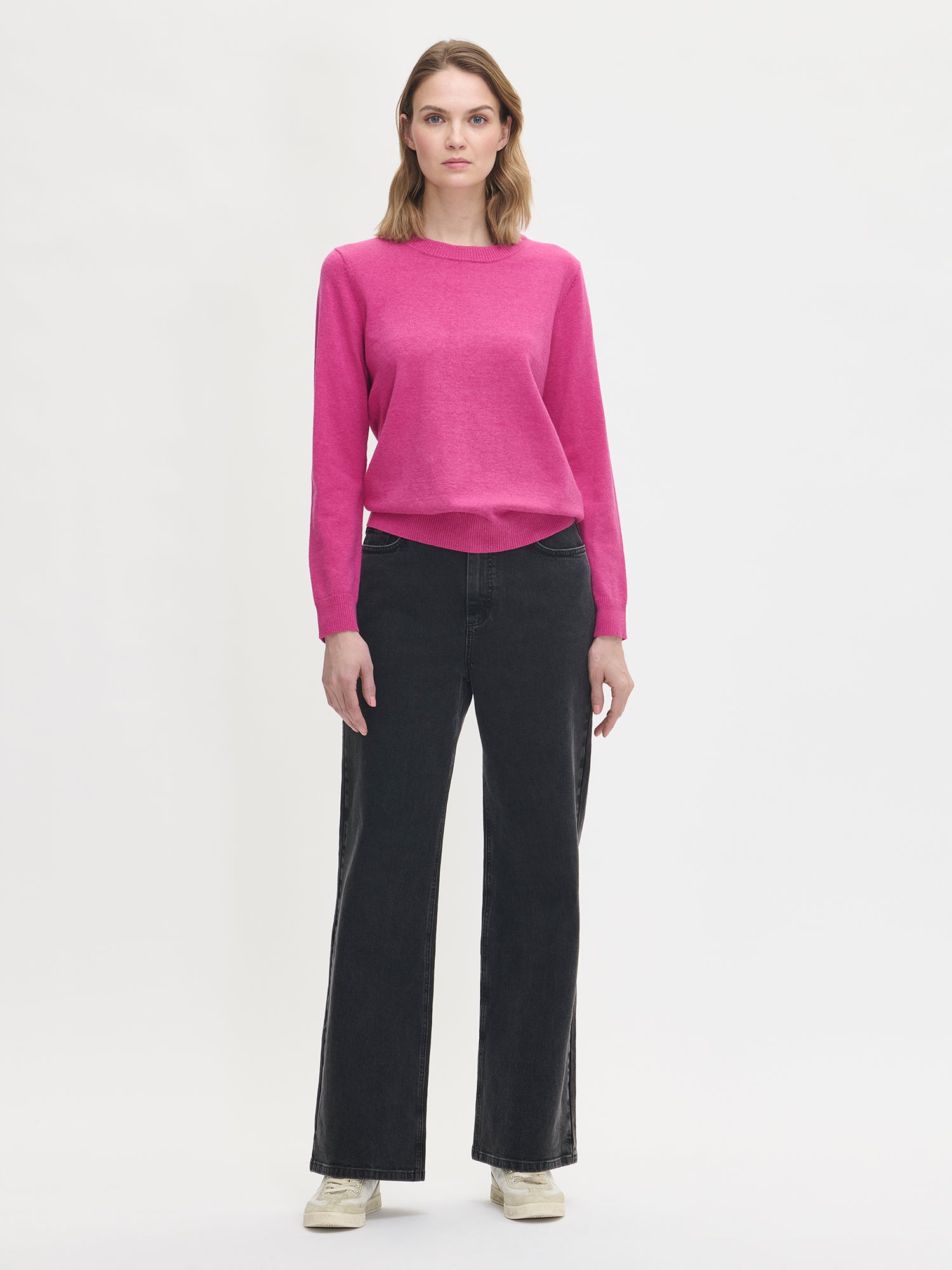 Nanso women´s beautiful pink Villis knit sweater with long sleeves, worn by a model in size S.