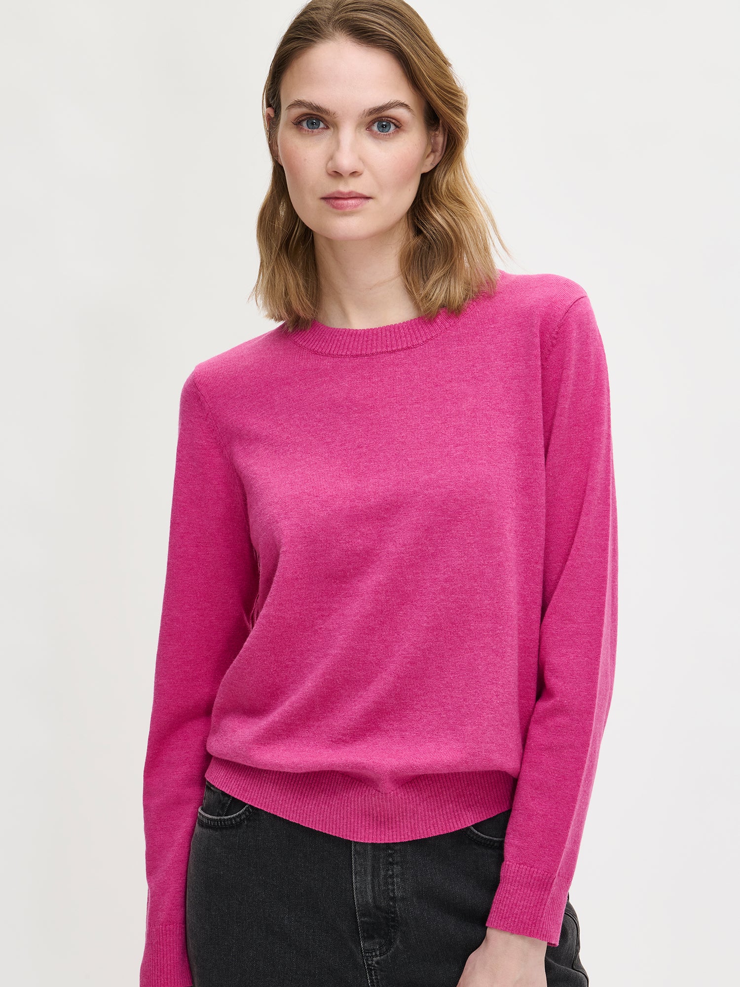 Nanso women´s beautiful pink Villis knit sweater with long sleeves, from the front.