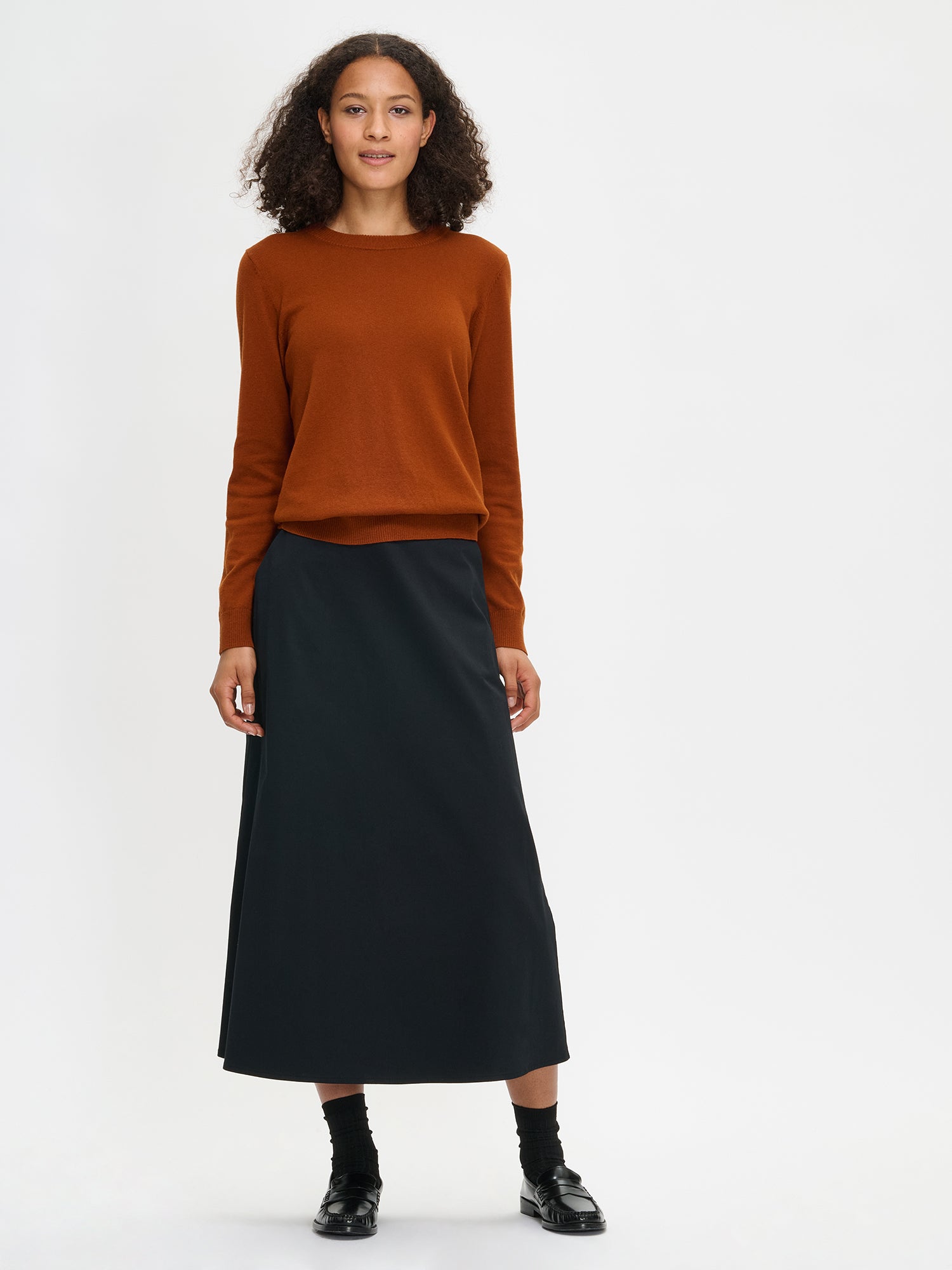 Nanso women´s beautiful violet Villis knit sweater with long sleeves, worn by a model in size S.