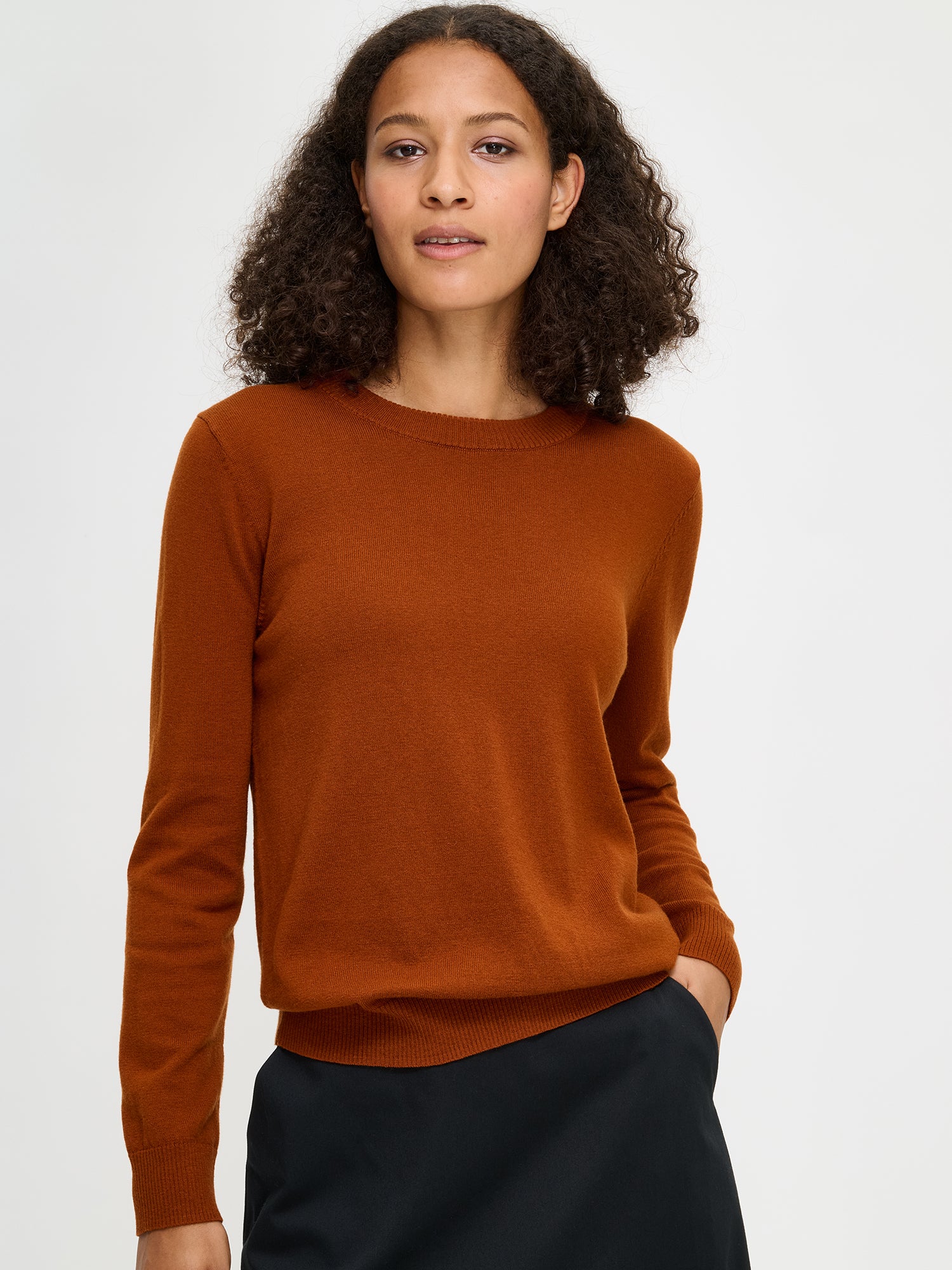 Nanso women´s beautiful violet Villis knit sweater with long sleeves, from the front.