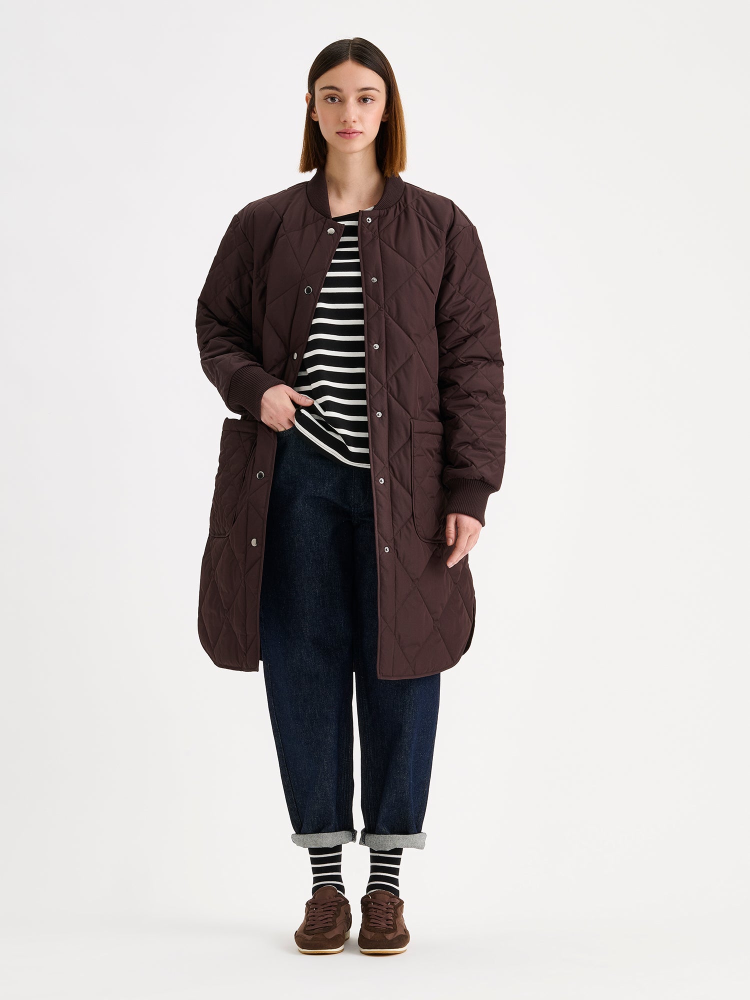 Nanso women's casual Midi quilted coat in brown on a brunette model with a striped shirt and blue jeans | S - 174cm