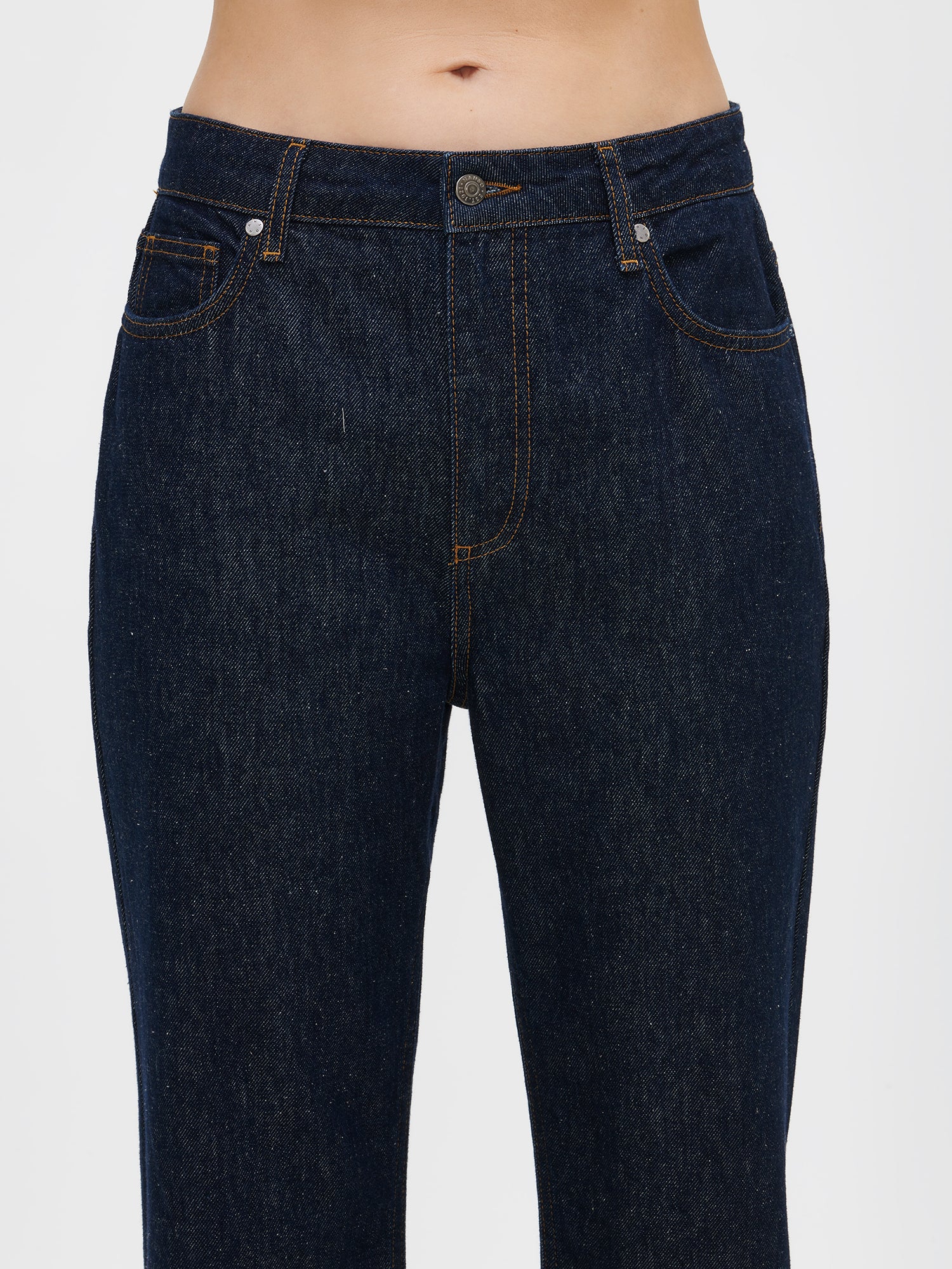 Nanso women’s relaxed dark blue Suora jeans with a regular waist, on a model, close-up. Straight-leg, full-length denim.