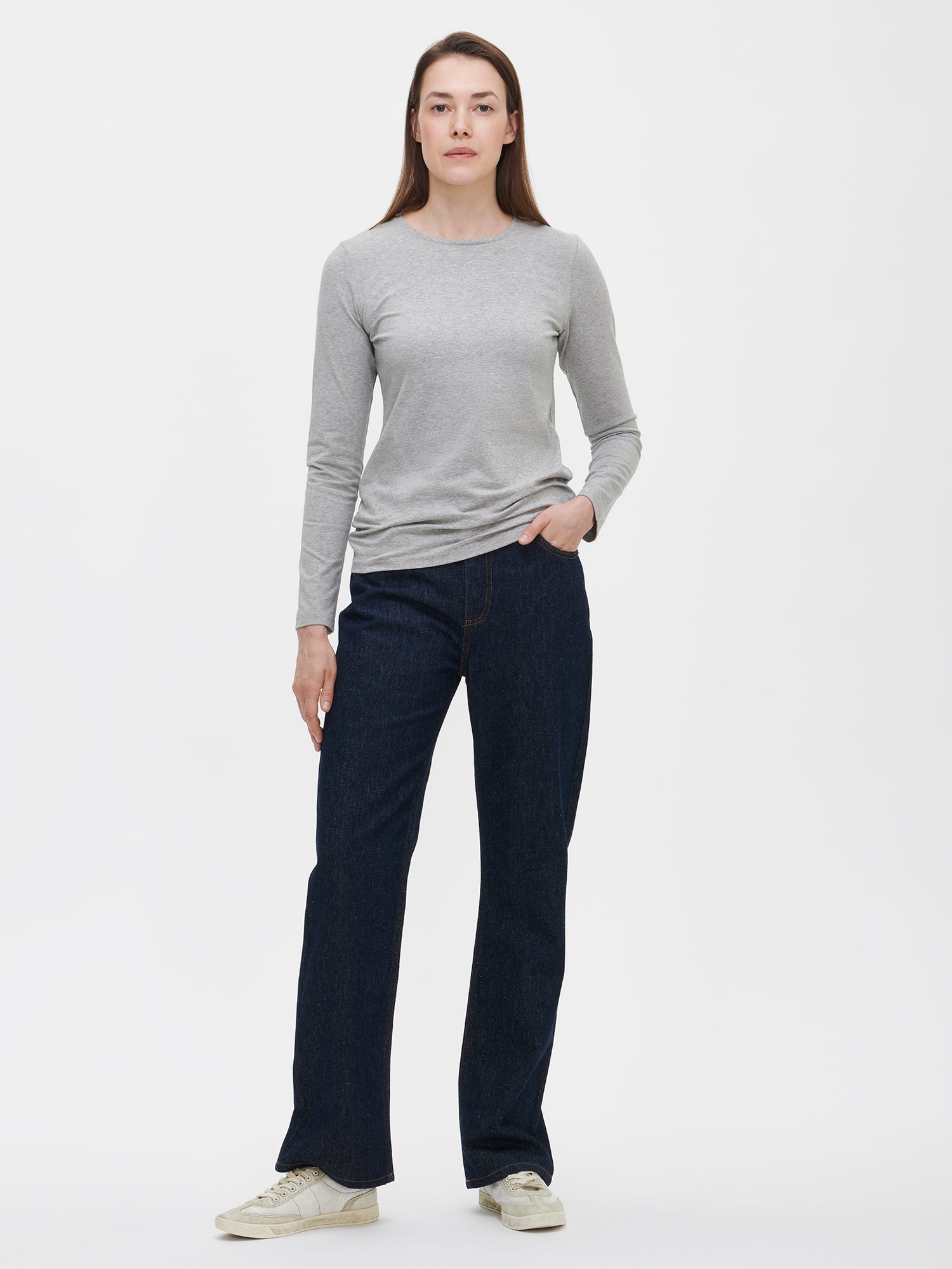 Nanso women’s relaxed dark blue Suora jeans with a regular waist, on a model from the front. Straight-leg, full-length denim.