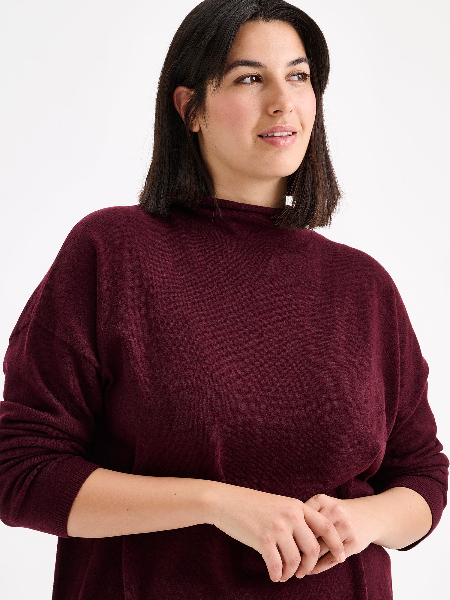 Nanso women´s burgundy Villis long-sleeved sweater on a model with a matching skirt, closeup