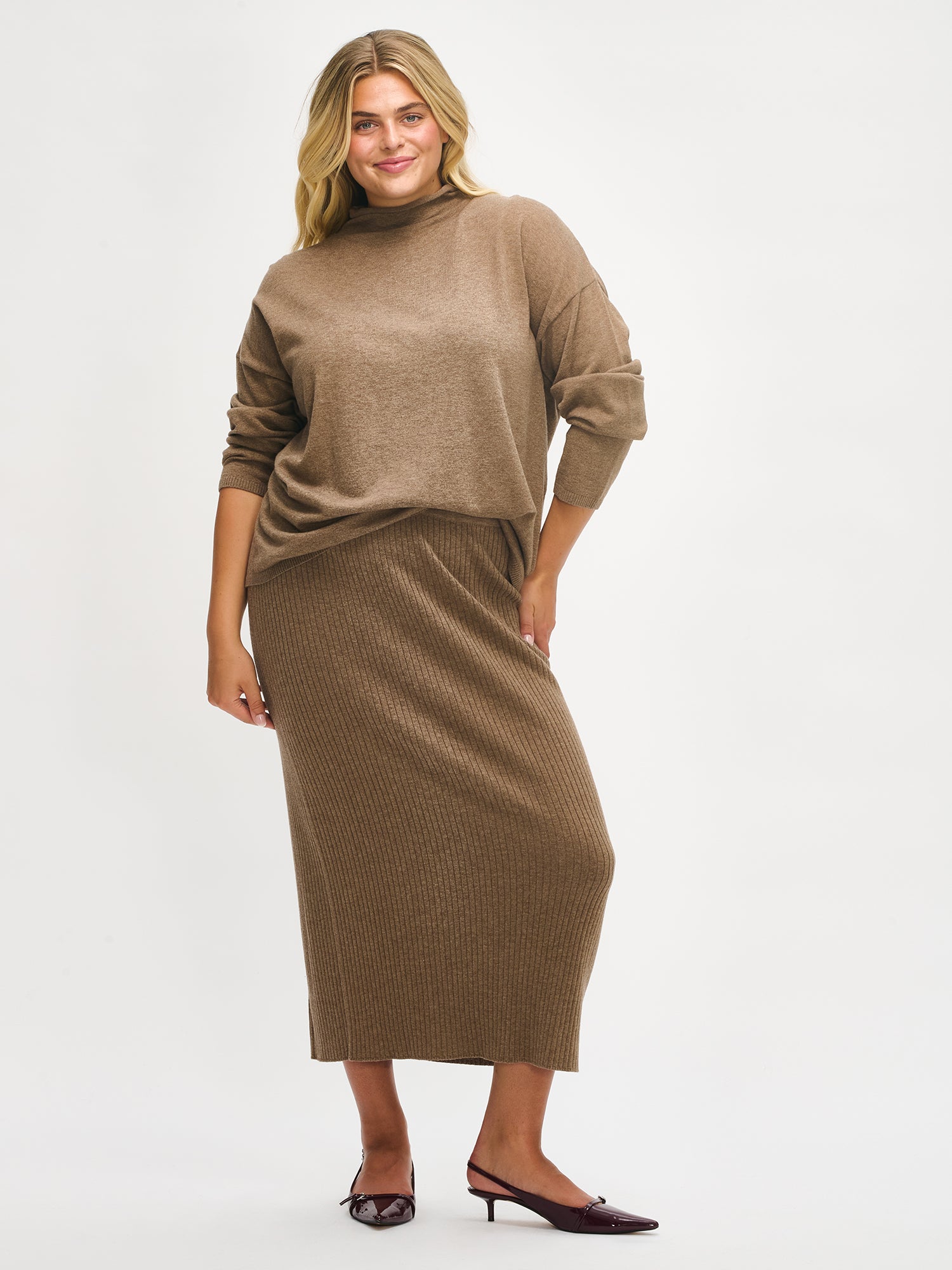 Nanso women´s Villis ribbed knit skirt in grey brown. Worn by a model.