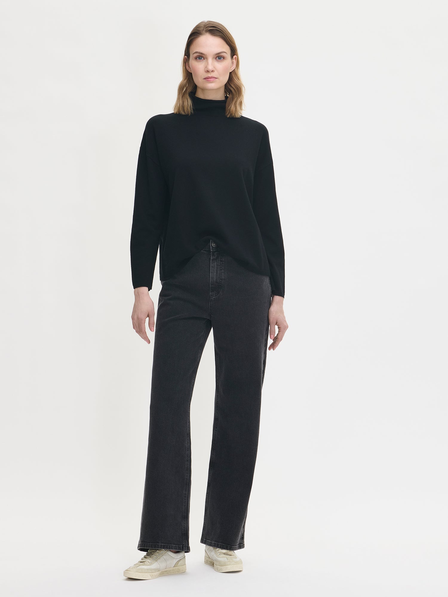 Women´s black Villis long-sleeved sweater. Worn by a model in size S.