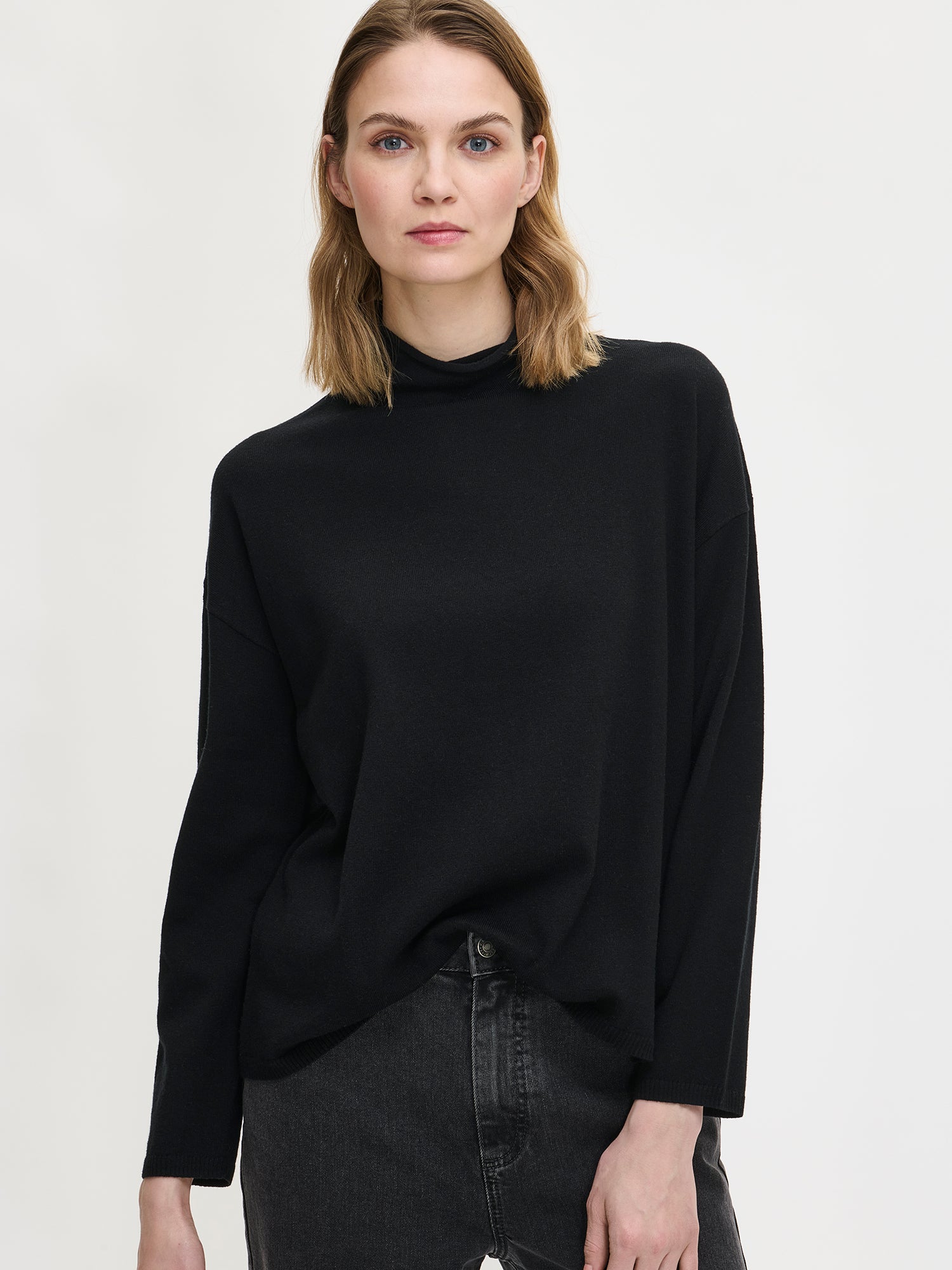 Women´s black Villis long-sleeved sweater. Worn by a model in size S, from the front.