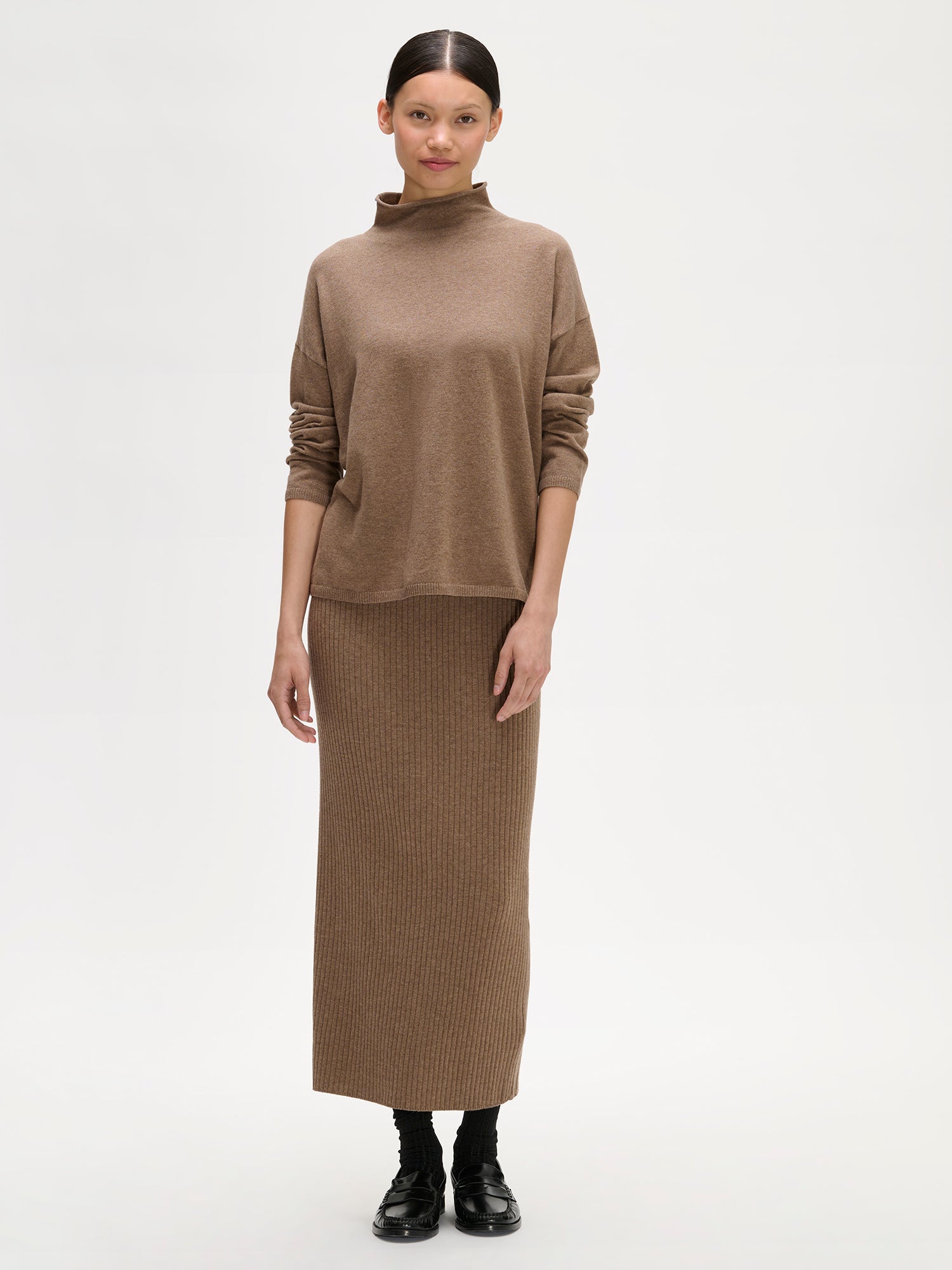 Women´s grey brown Villis long-sleeved sweater. Worn by a model in size S.