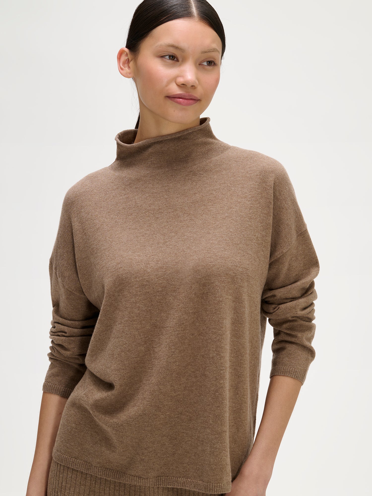 Women´s grey brown Villis long-sleeved sweater. Worn by a model in size S, from the front.