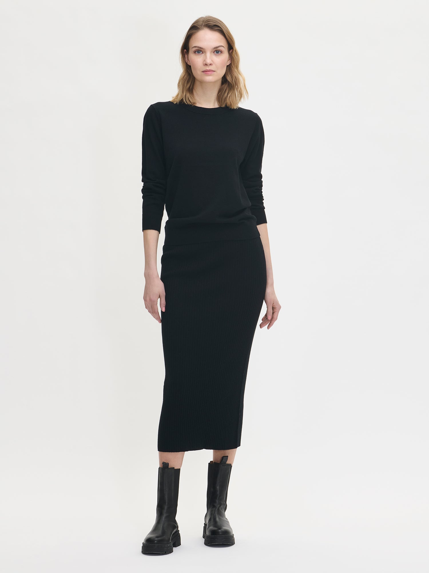 Nanso women´s Villis ribbed knit skirt in black. Worn by a model.