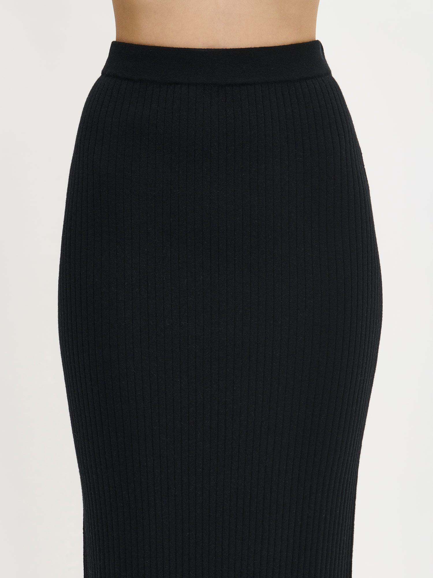 Nanso women´s Villis ribbed knit skirt in black. Worn by a model, from the waist.