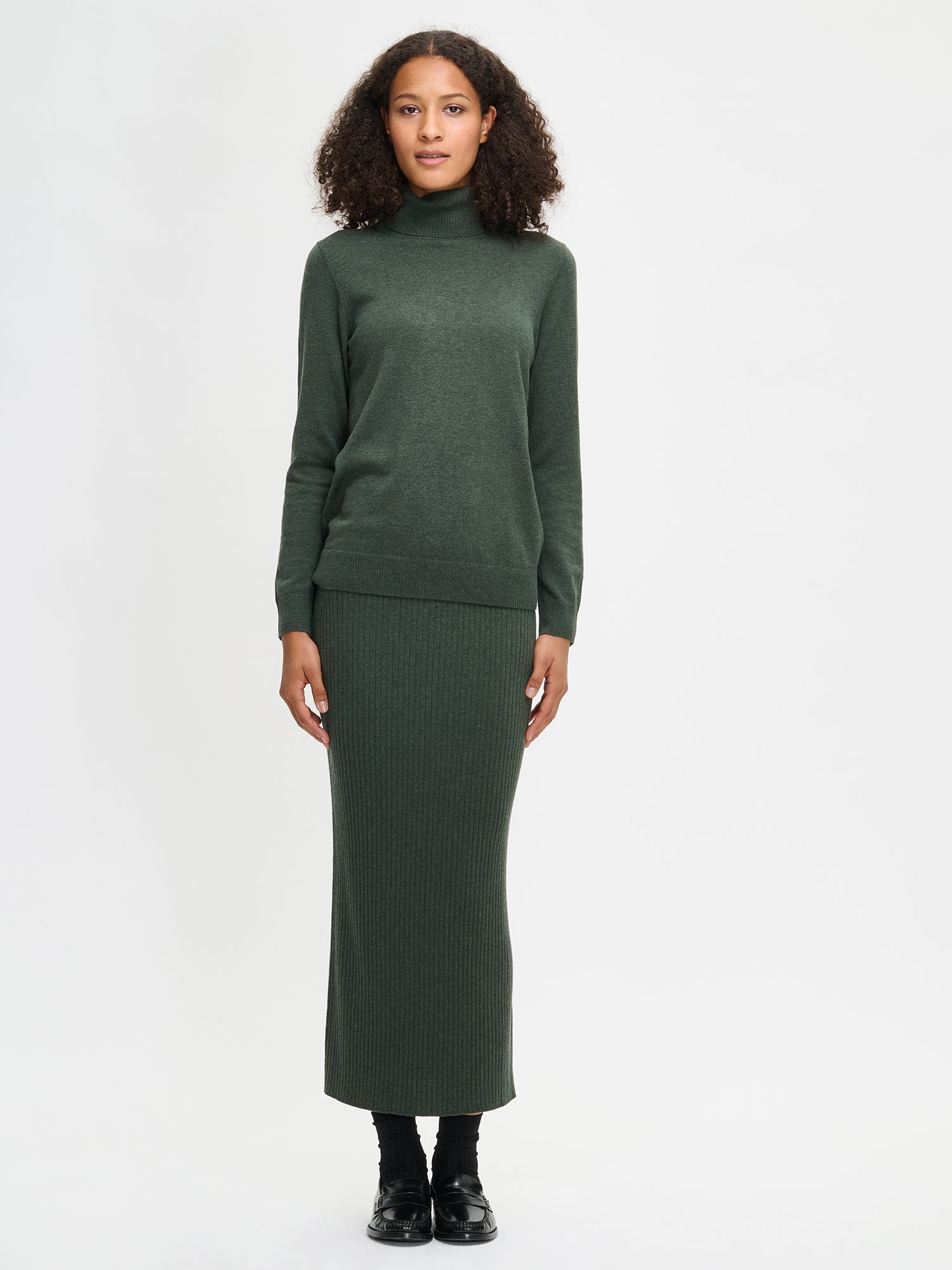 VILLIS women´s ribbed knit olive green skirt | Nanso