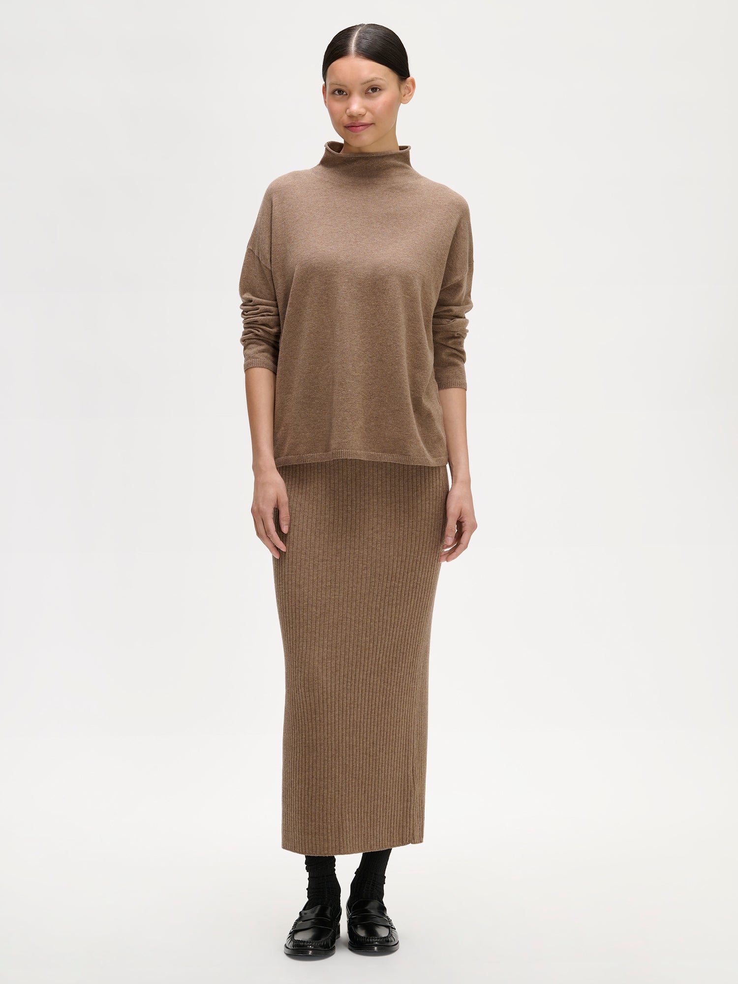 Nanso women´s Villis ribbed knit skirt in grey brown. Worn by a model.