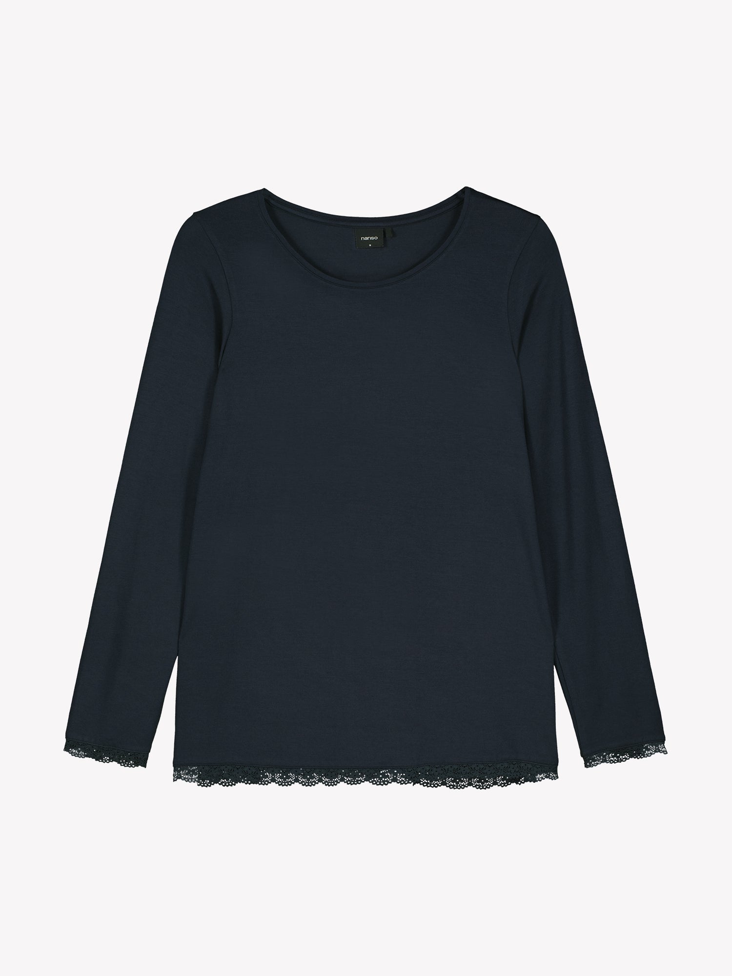The hem and wristbands of the Pitsi shirt are adorned with timeless lace ribbons as shown in the product picture.