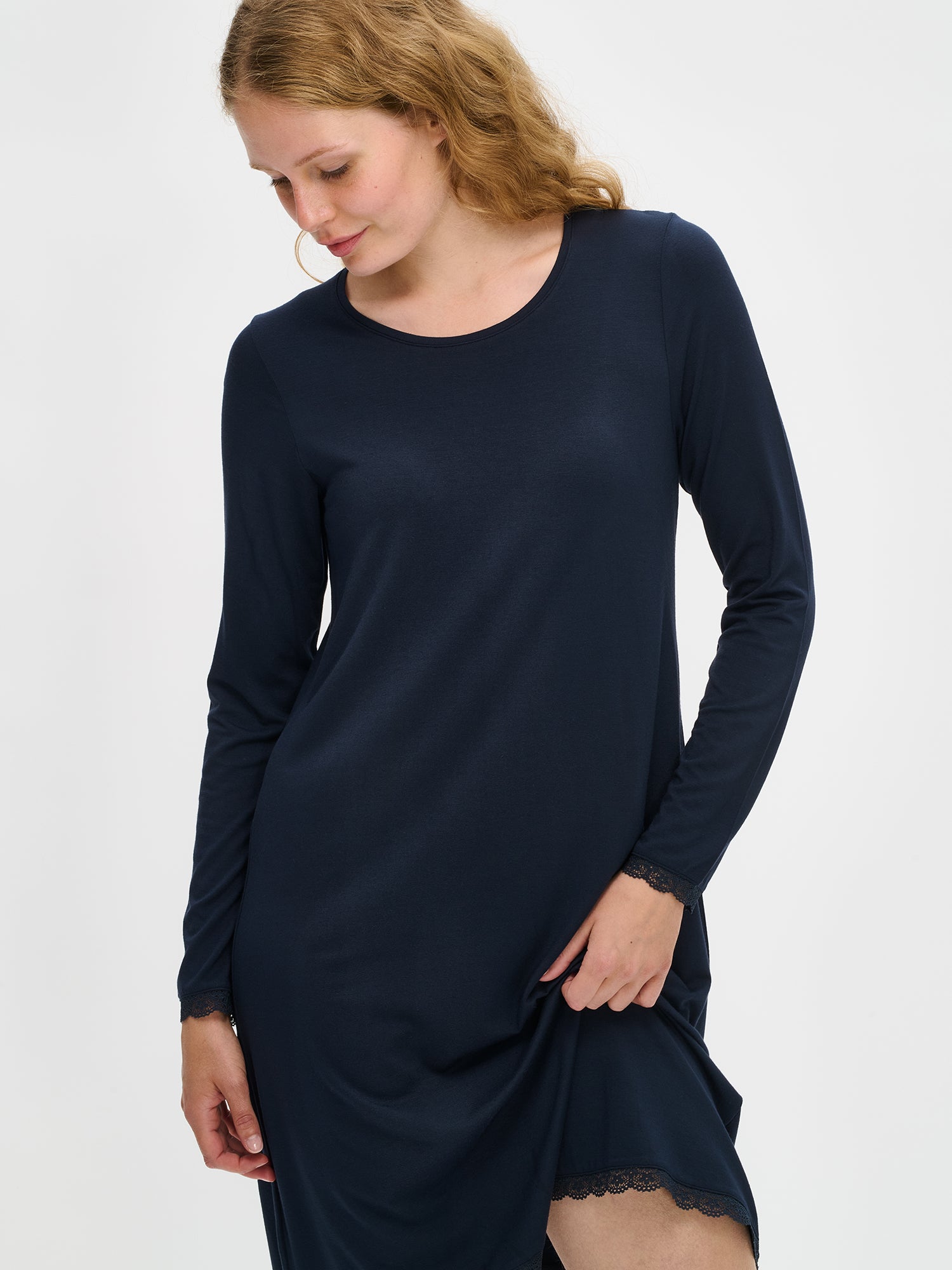 The hem and the wristbands of the Pitsi nightgown are adorned with timeless lace ribbons as shown in the picture on a model.