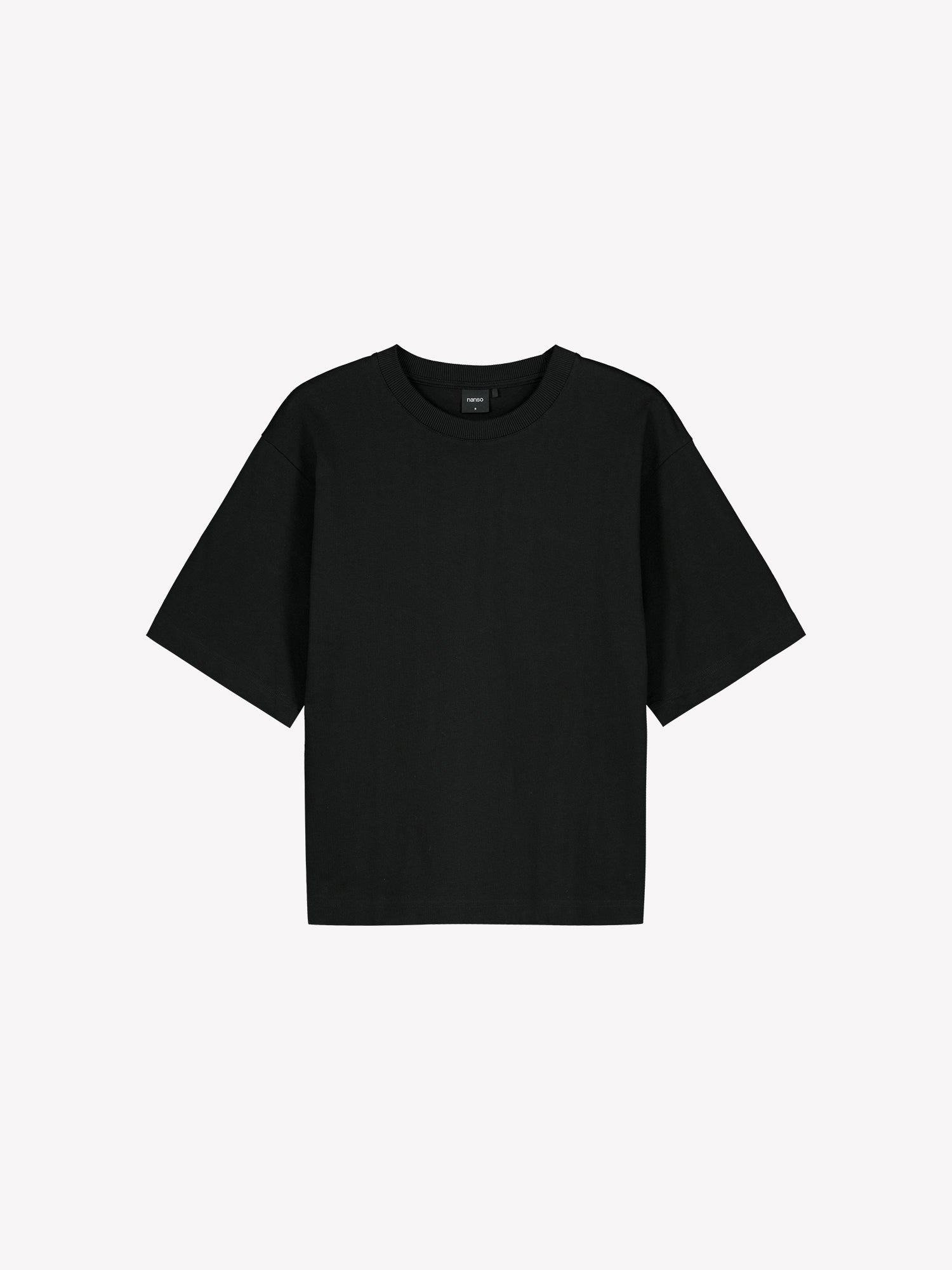 Nanso women's solid black Forma T-shirt. This boxy, loose-fitting T-shirt features a round ribbed neckline and loose 2/4-length sleeves. Product picture from the front.