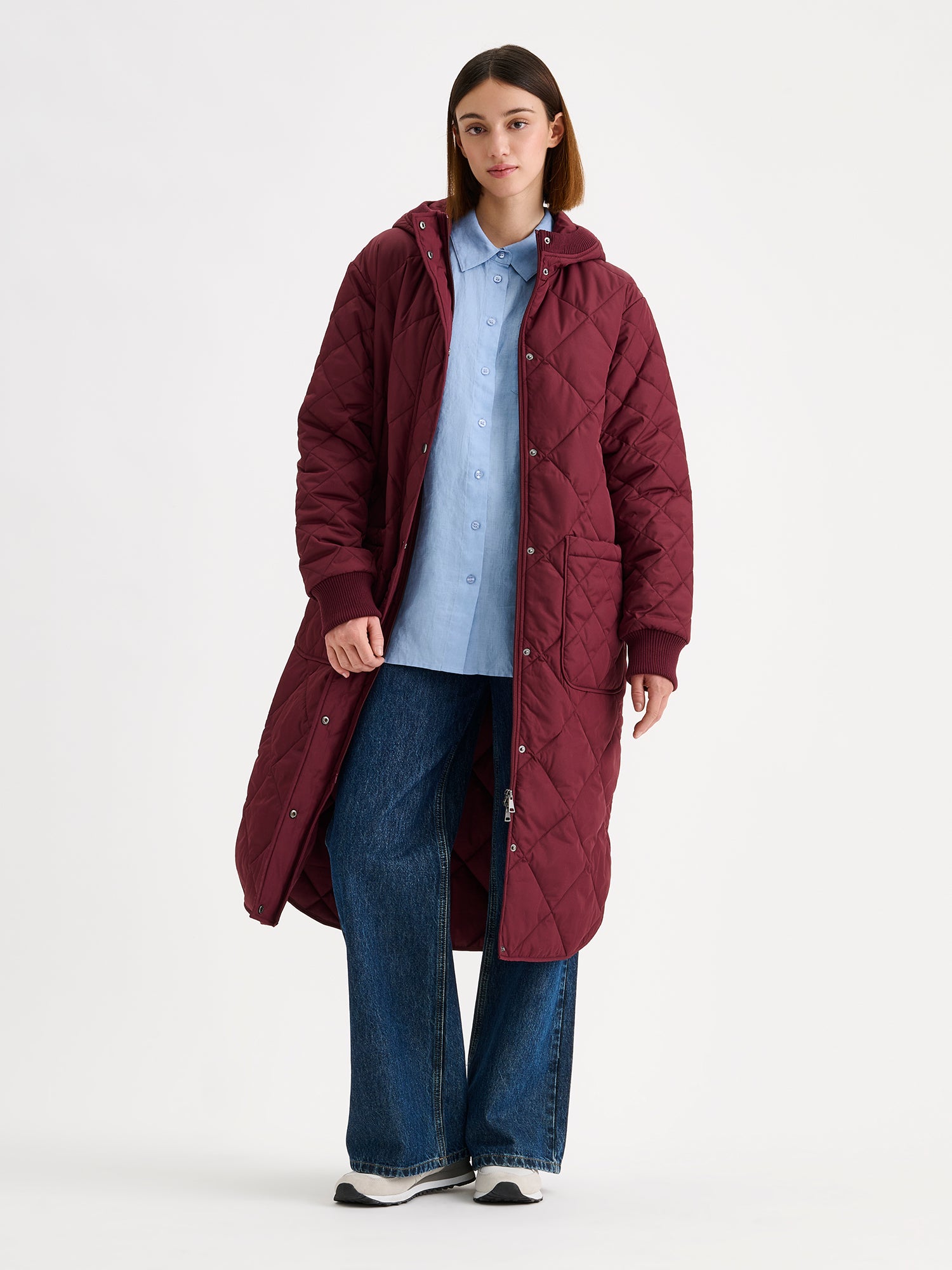 Nanso women's casual winered Maxi quilted coat with light padding and a cozy hood, on a model with blue jeans | S - 173cm