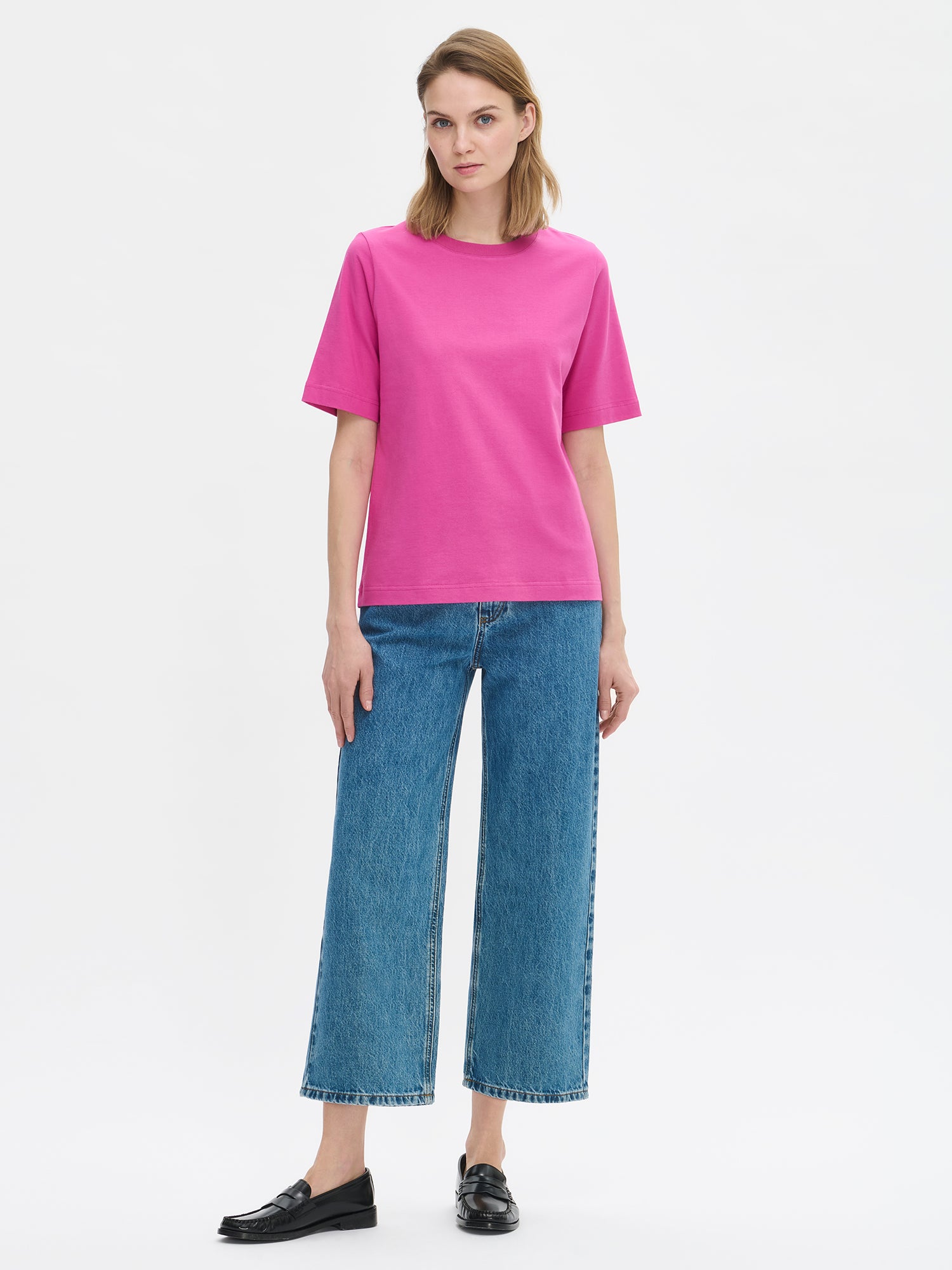 Nanso women's blue Cropped Levee jeans feature a mid-rise waist for a comfortable fit.
