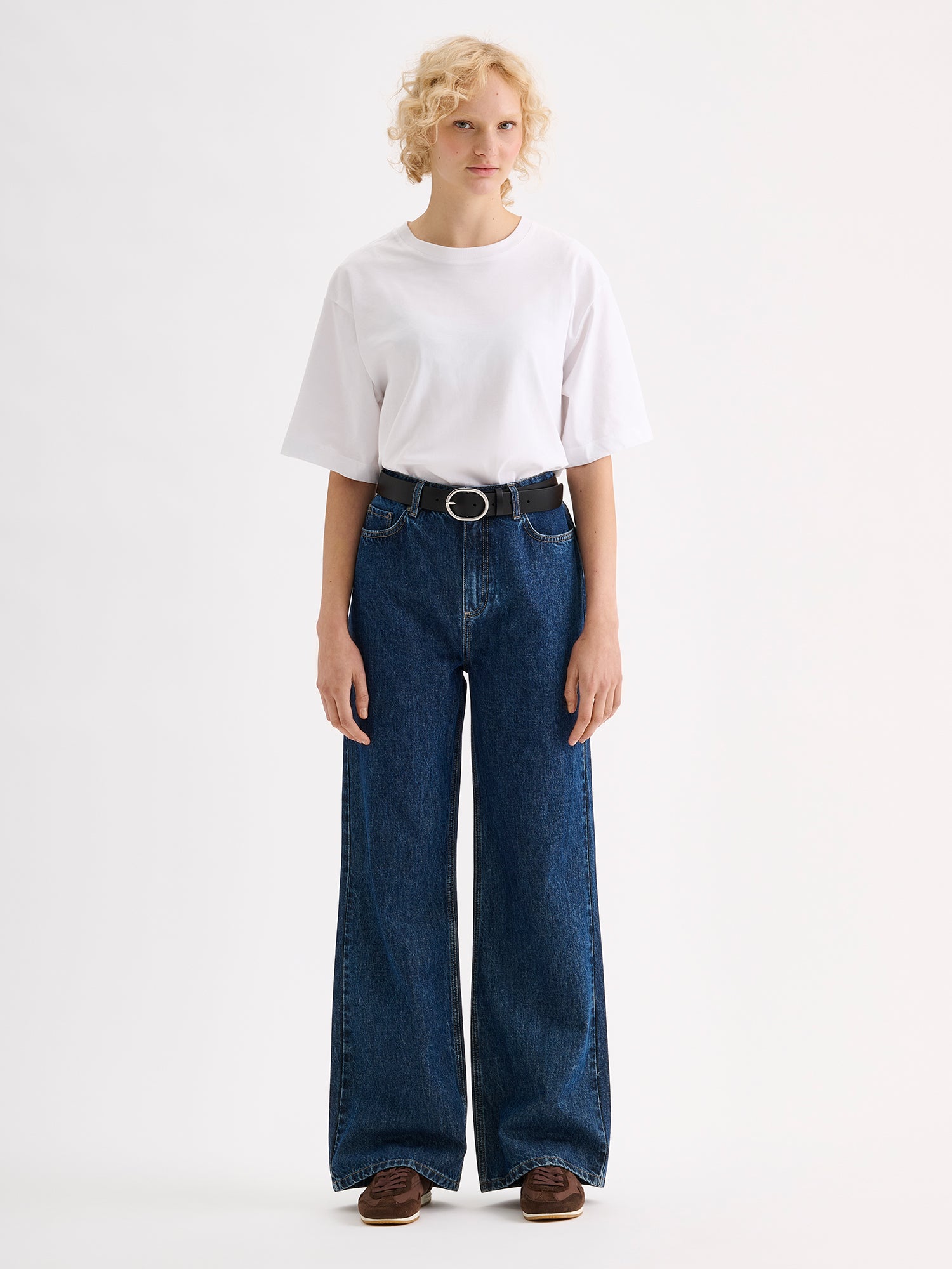Nanso women’s dark blue Levee jeans, on a model with a white t-shirt.