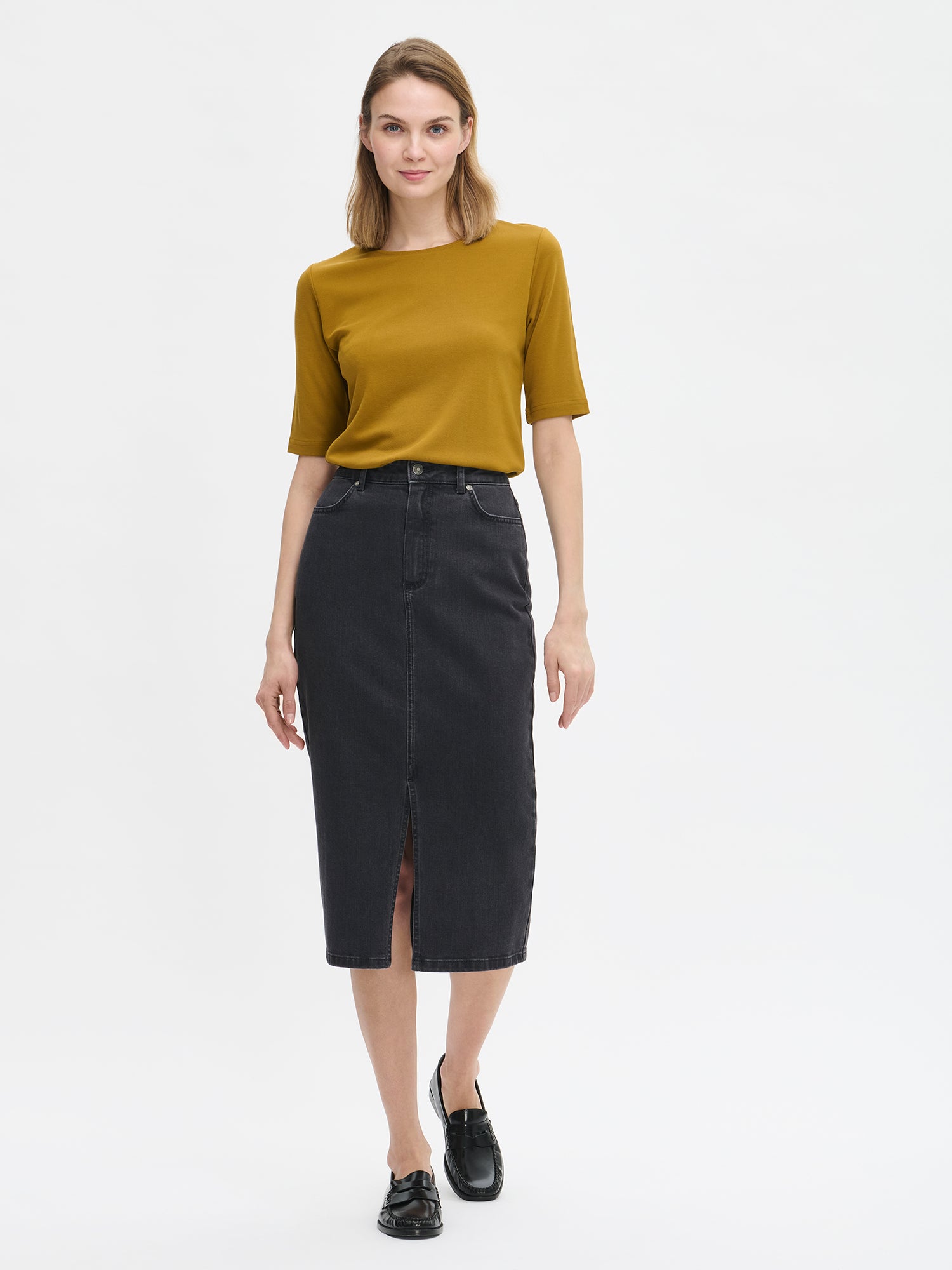 Nanso women's grey Suora denim skirt with a t-shirt