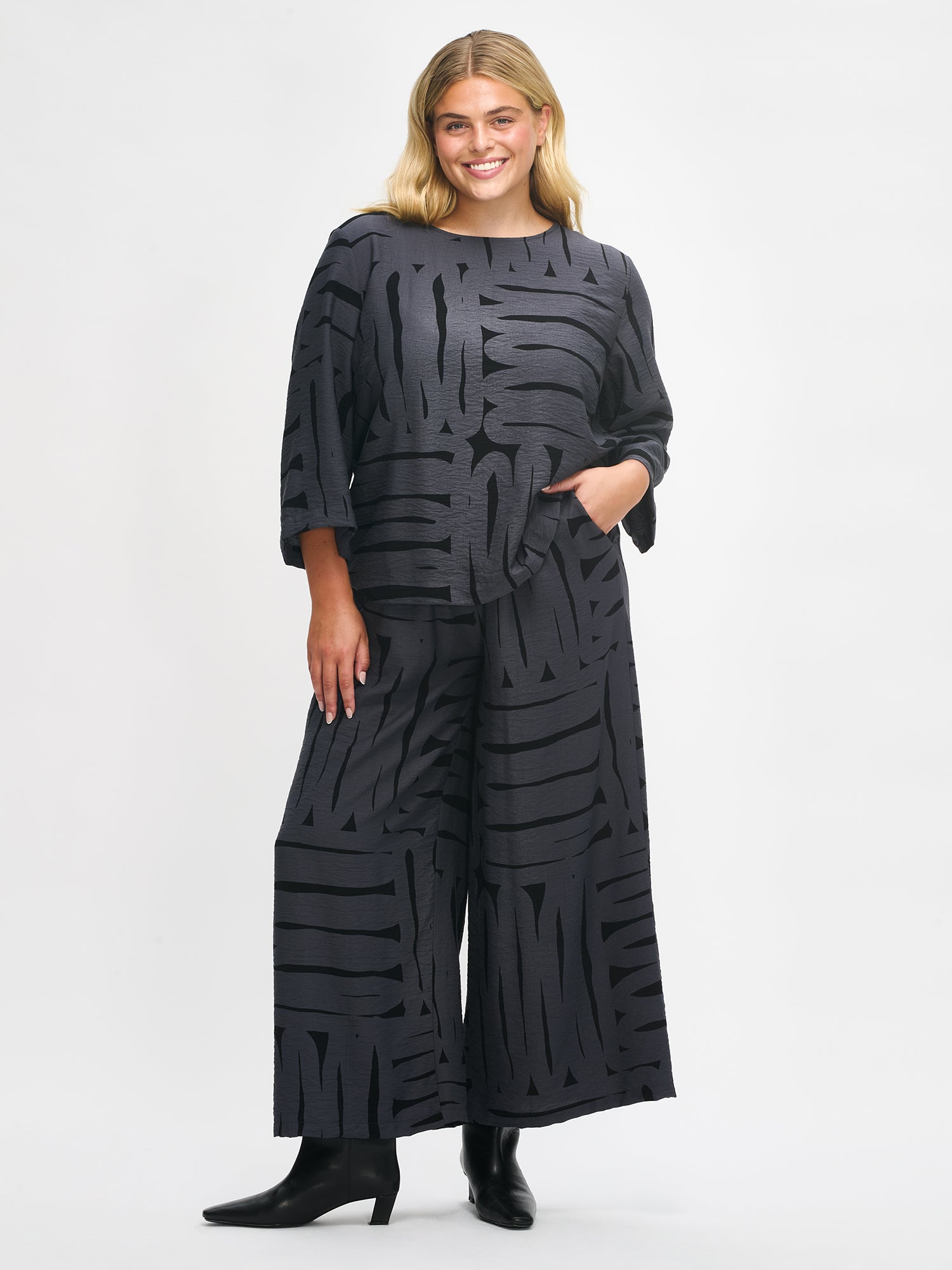 Nanso women's gray Kaiku blouse with Kaiku trousers, front