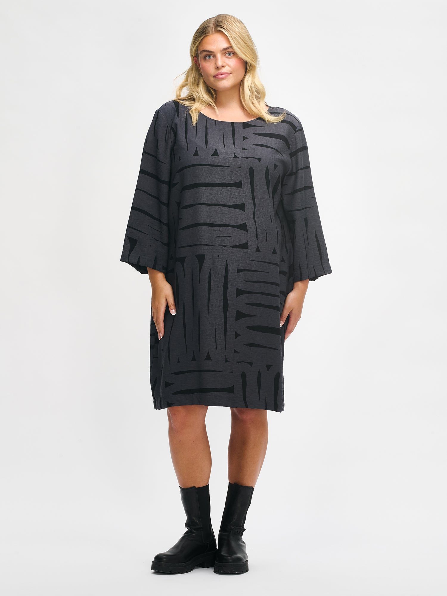 Nanso women's gray Kaiku dress features a straight silhouette with a patterned design, front