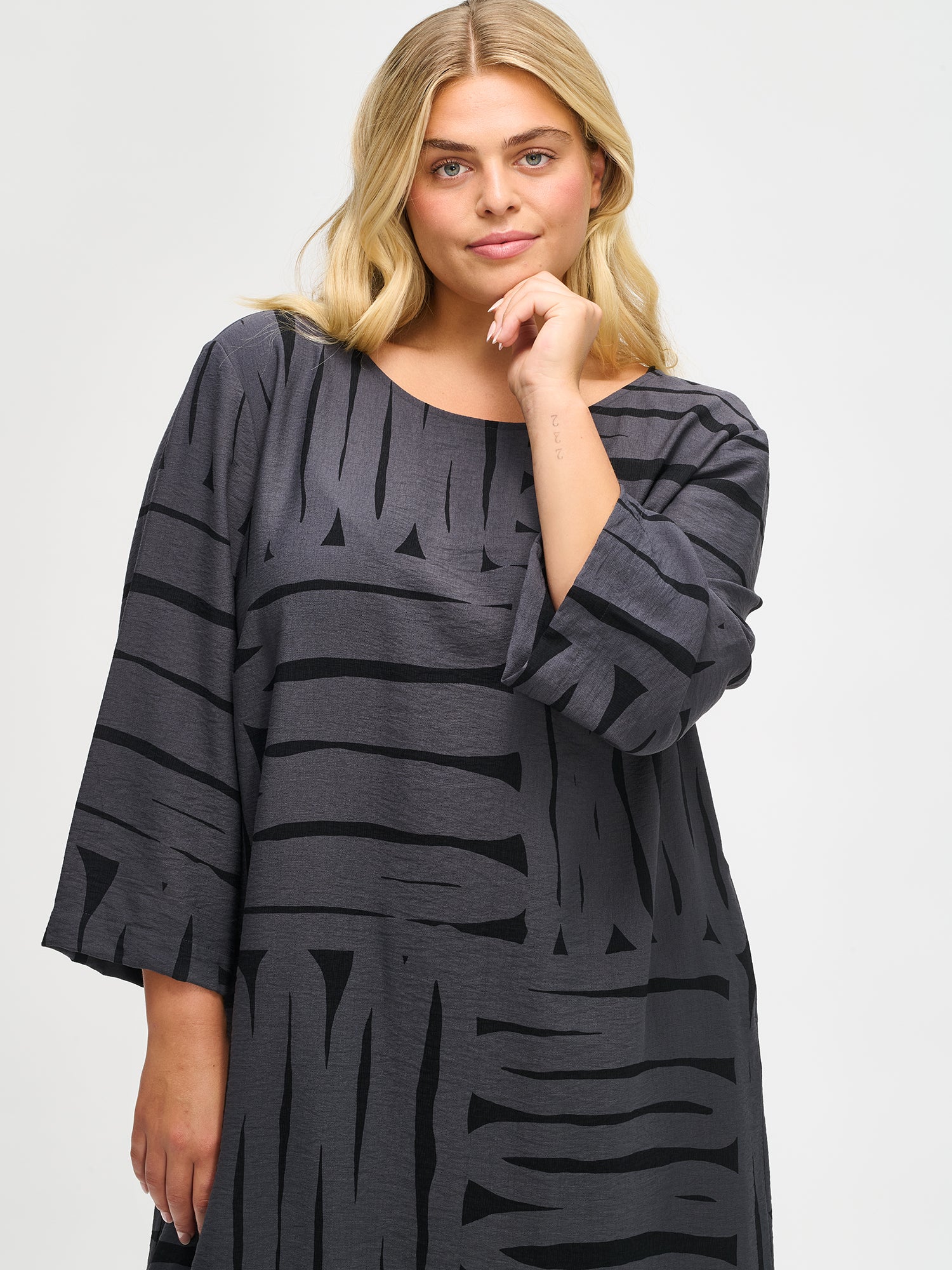 Nanso women's gray Kaiku dress with a patterned design, front, close-up
