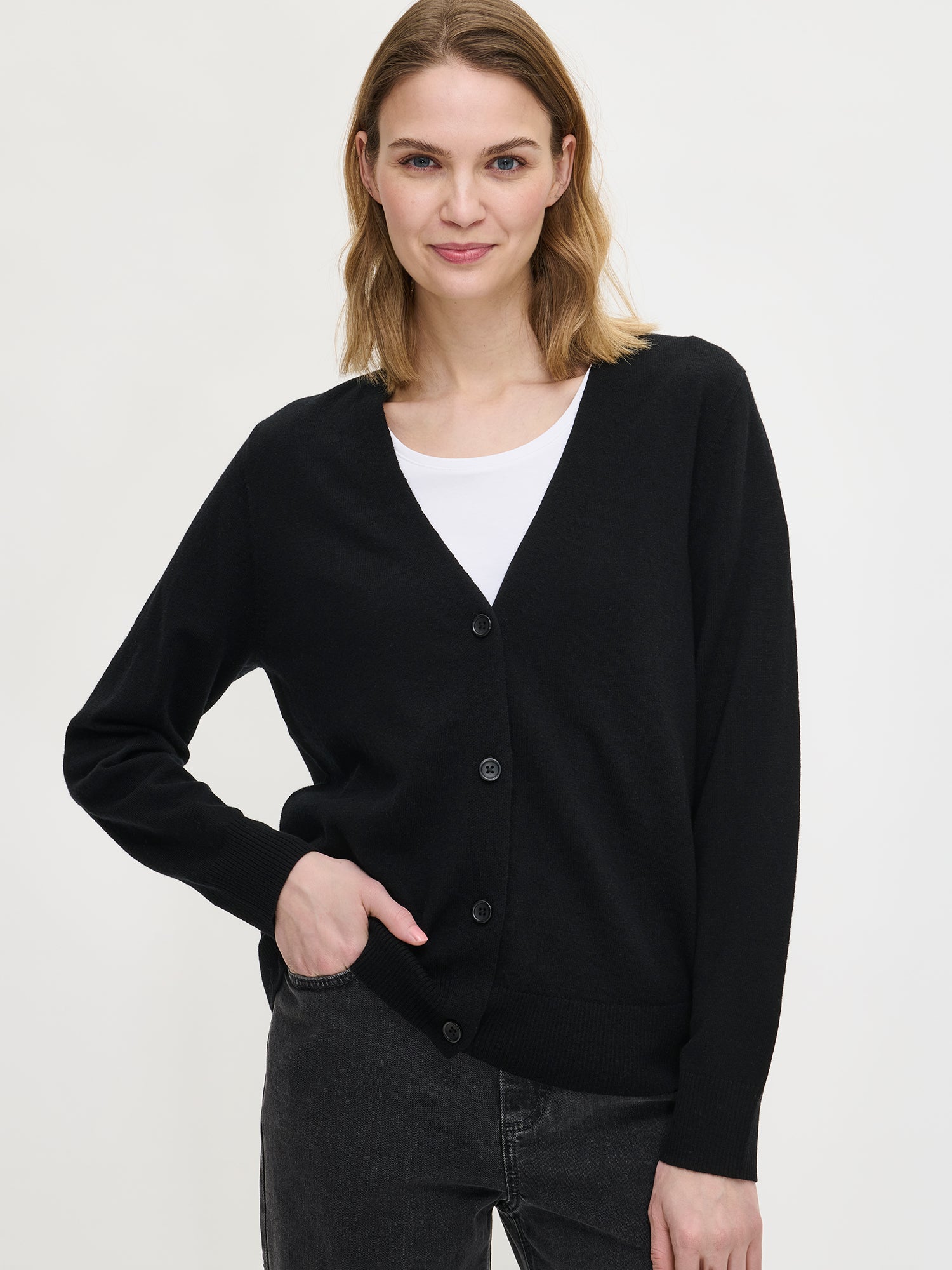 Women's solid-color "Villis" cardigan in black. Worn by a model in size S, from the front.