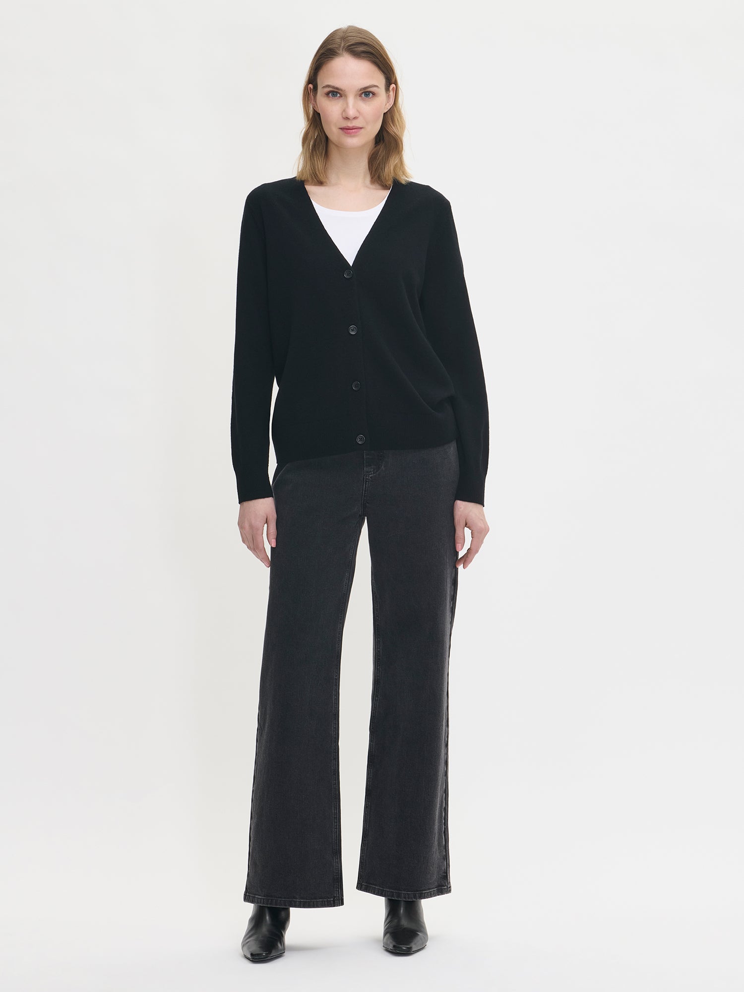 Women's solid-color "Villis" cardigan in black. Worn by a model in size S.