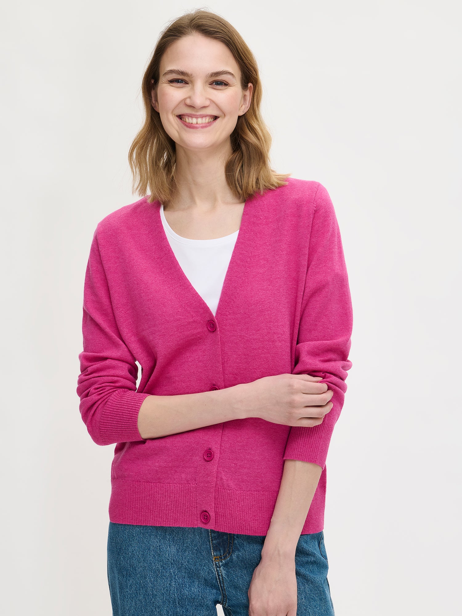 Women's solid-color "Villis" cardigan in violet. Worn by a model in size S, from the front.