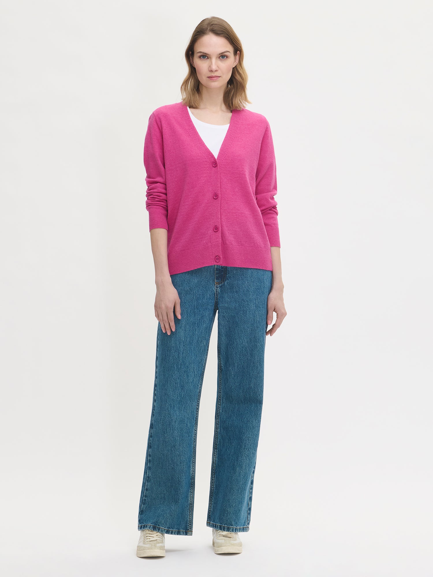 Women's solid-color "Villis" cardigan in violet. Worn by a model in size S.