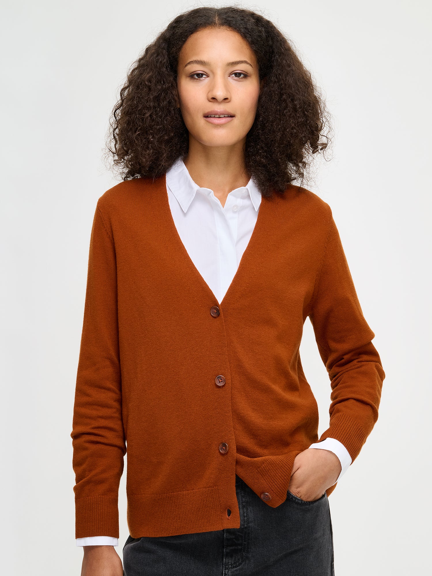 Nanso women's solid-color "Villis" cardigan in brown. Worn by a model in size S, from the front.